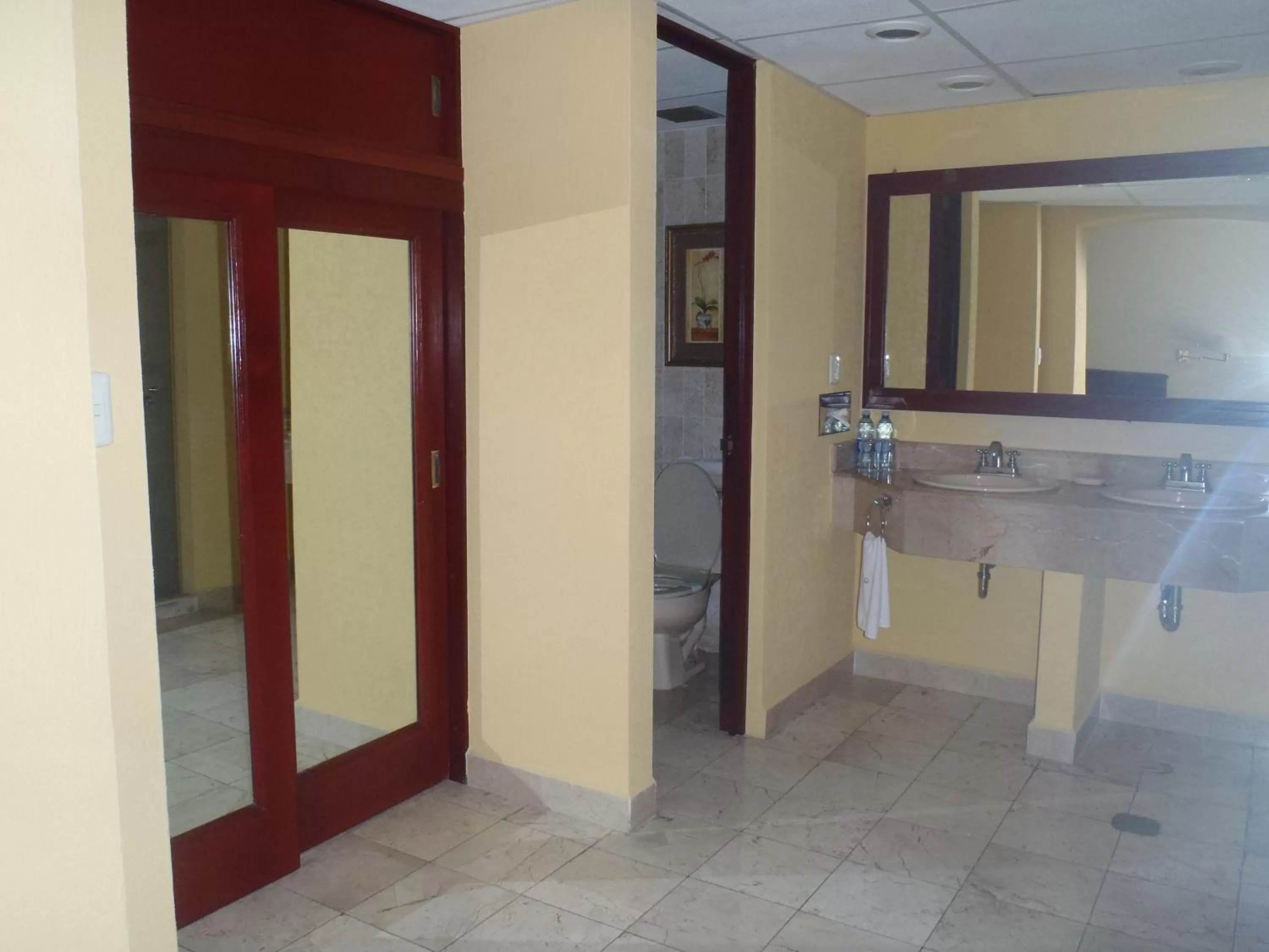 Photo of the whole room, Bathroom in Hotel Casa Real Tehuacan