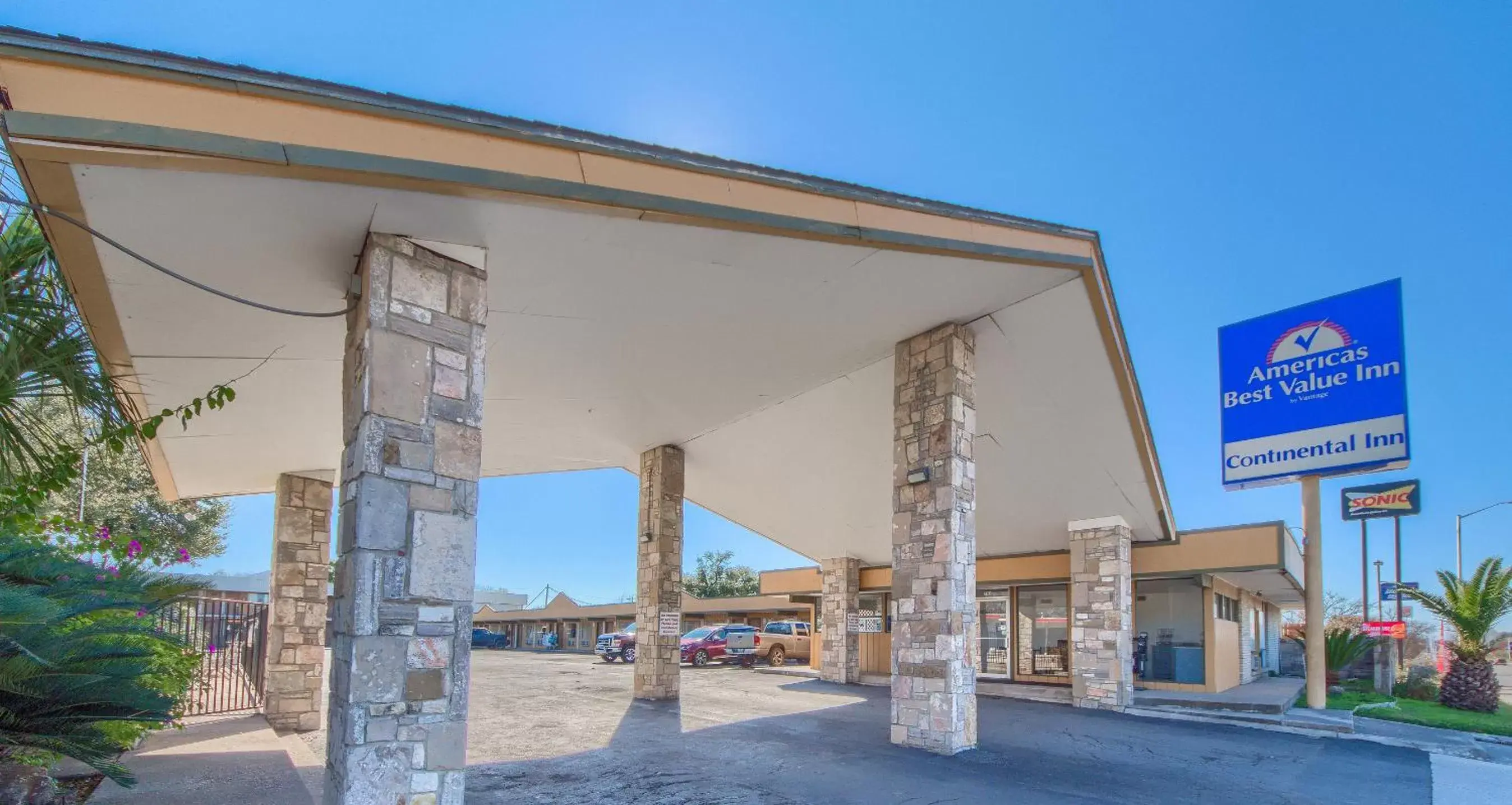 Property Building in Americas Best Value Inn Uvalde