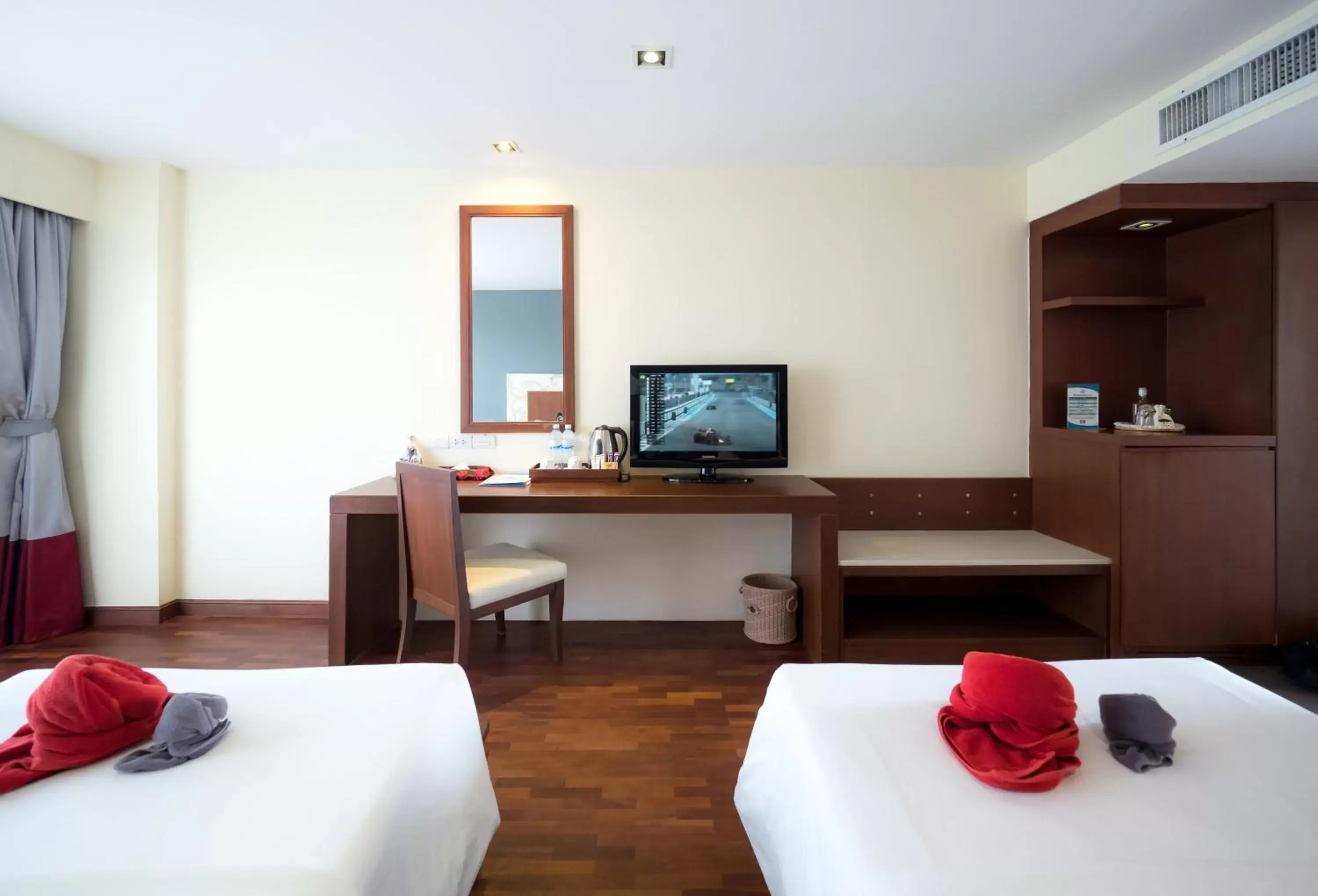 bunk bed, TV/Entertainment Center in Grand Jomtien Palace Hotel - SHA Extra Plus