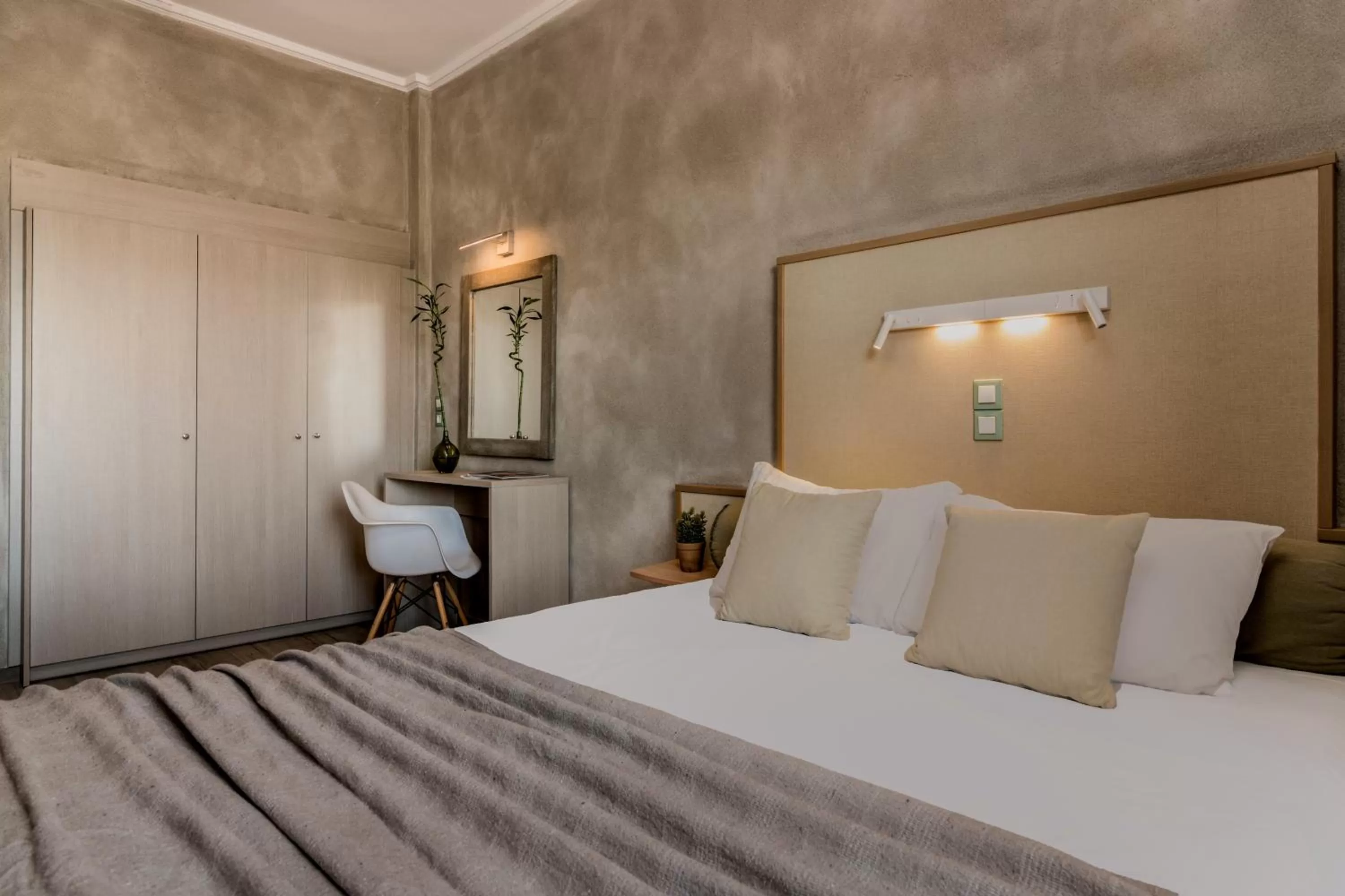 Bedroom, Bed in Phoenix Hotel