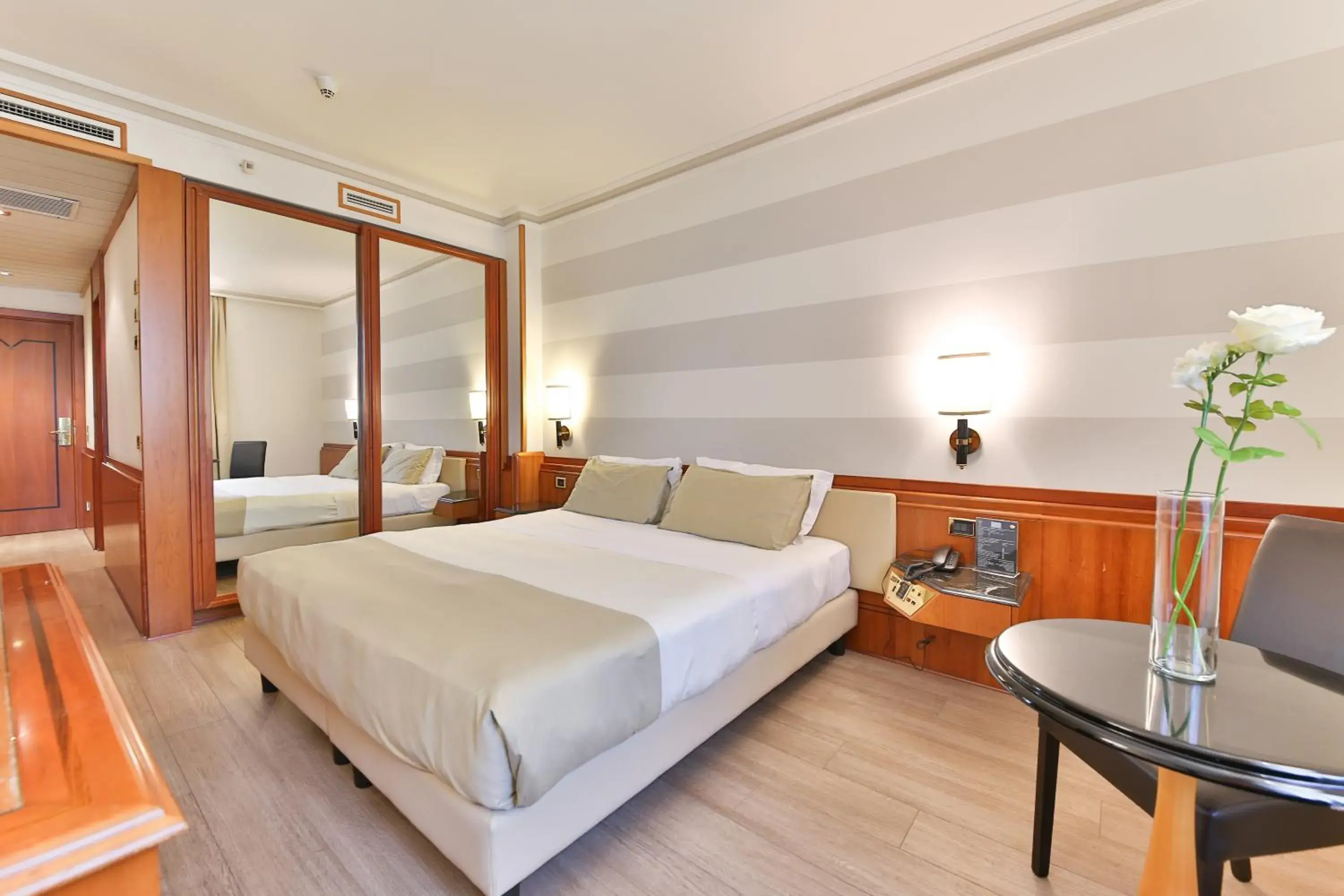 Bedroom, Bed in Hotel Leon d'Oro