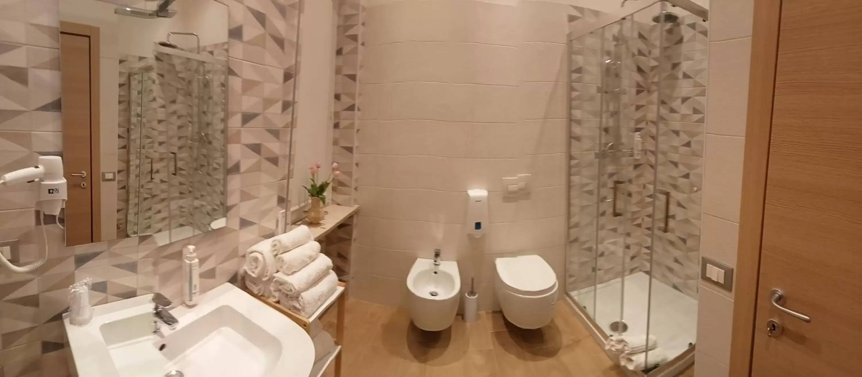 Toilet, Bathroom in Hotel Porta Rivera