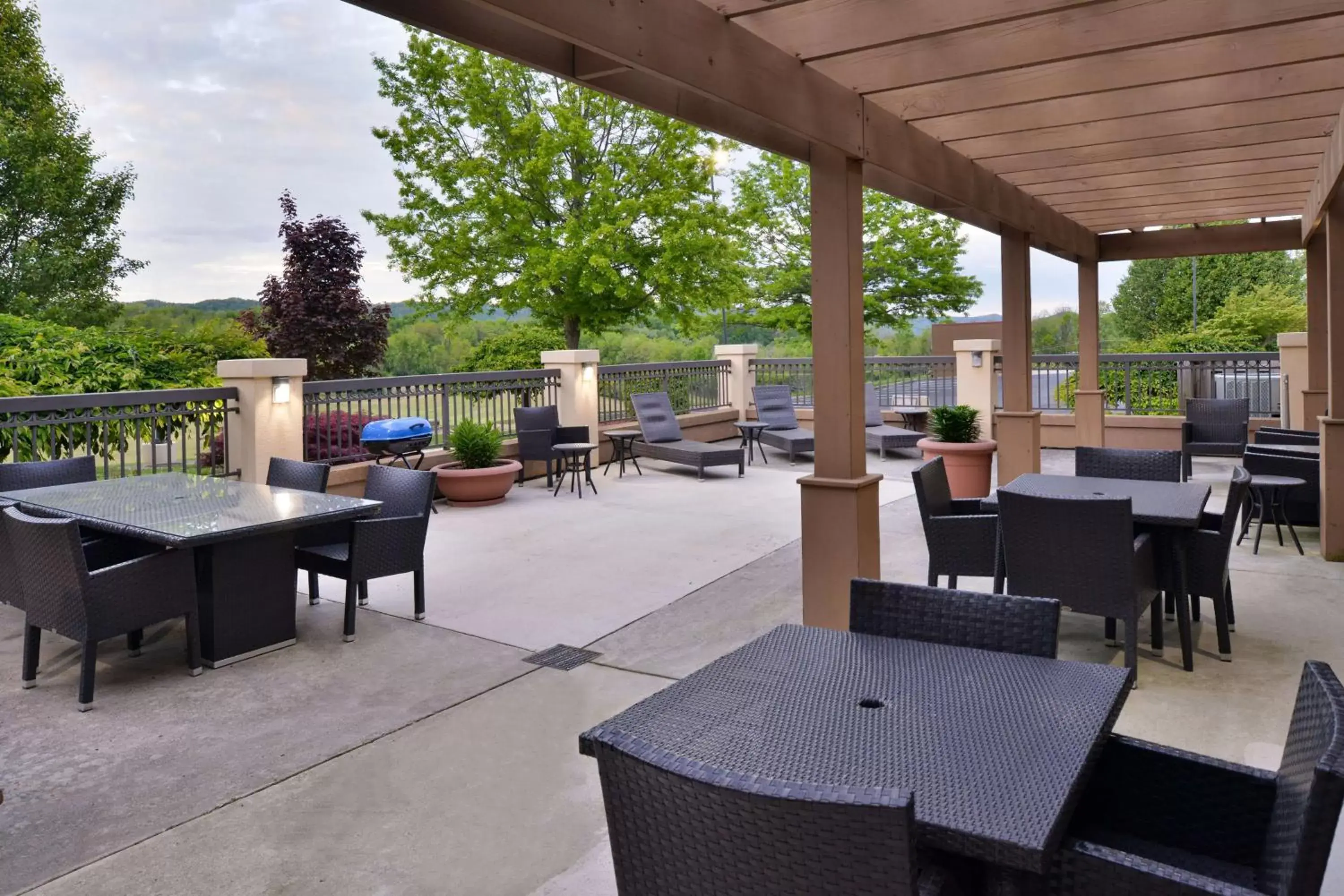 Patio, Restaurant/Places to Eat in Hampton Inn Wytheville