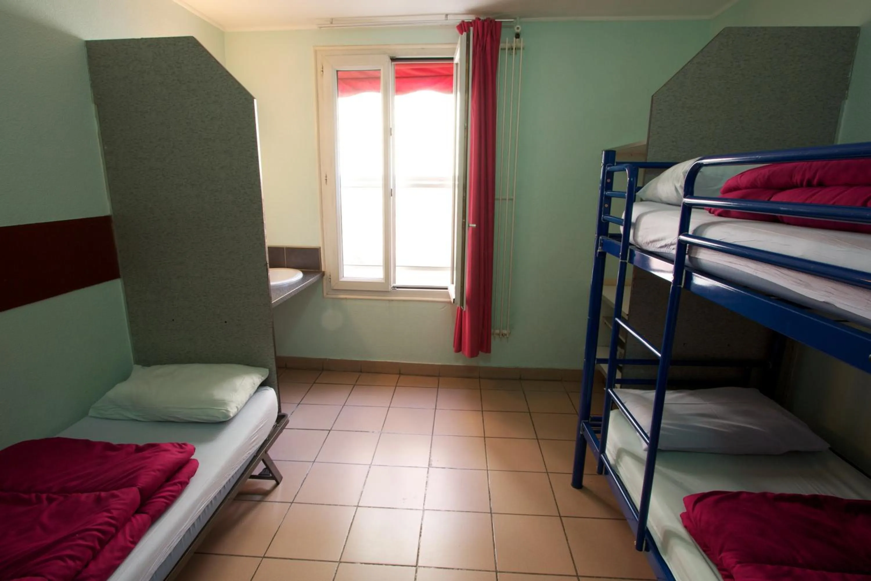 bunk bed, Bed in Auberge Internationale des Jeunes