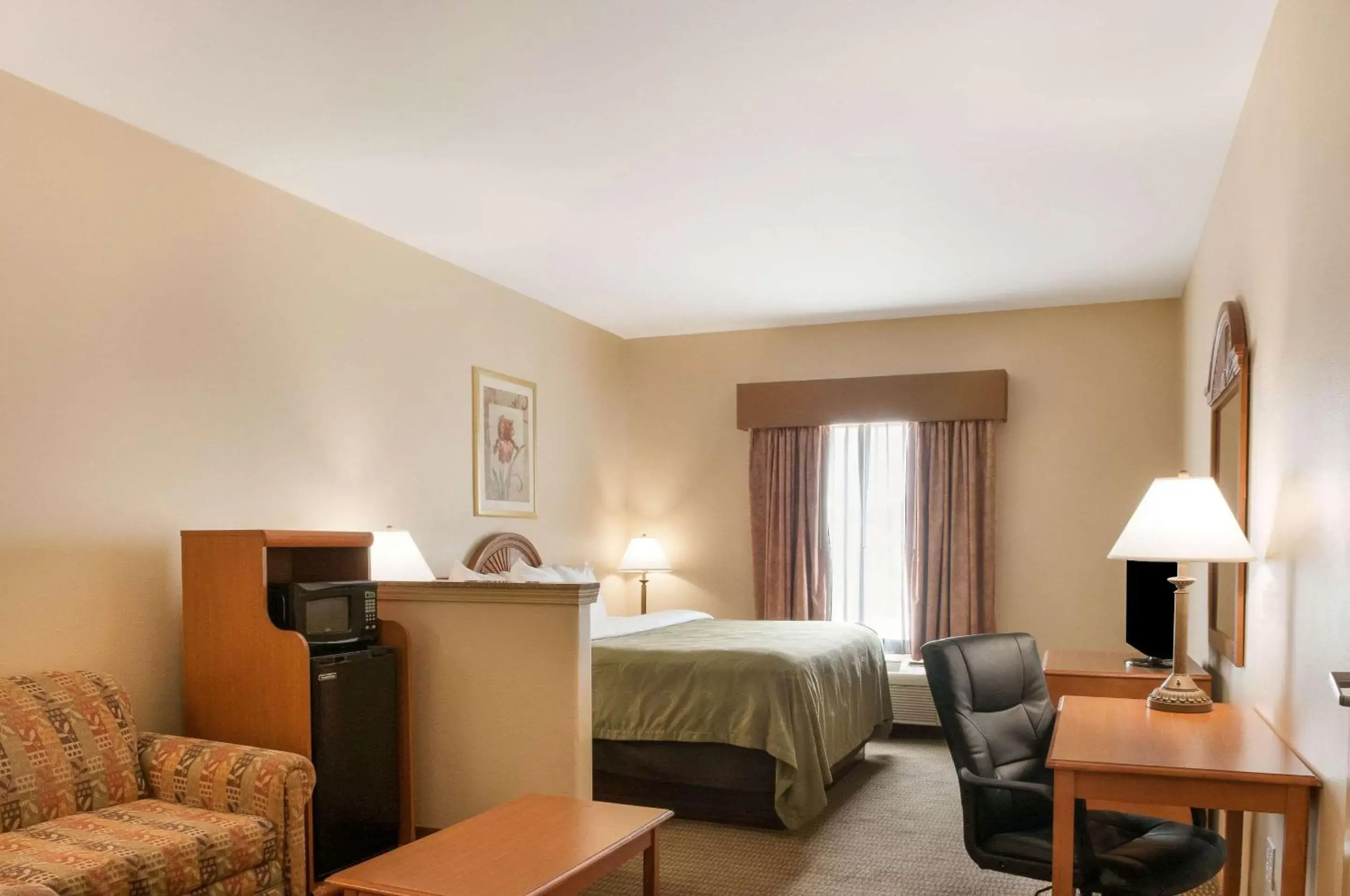 Photo of the whole room, Bed in Quality Inn & Suites Houma