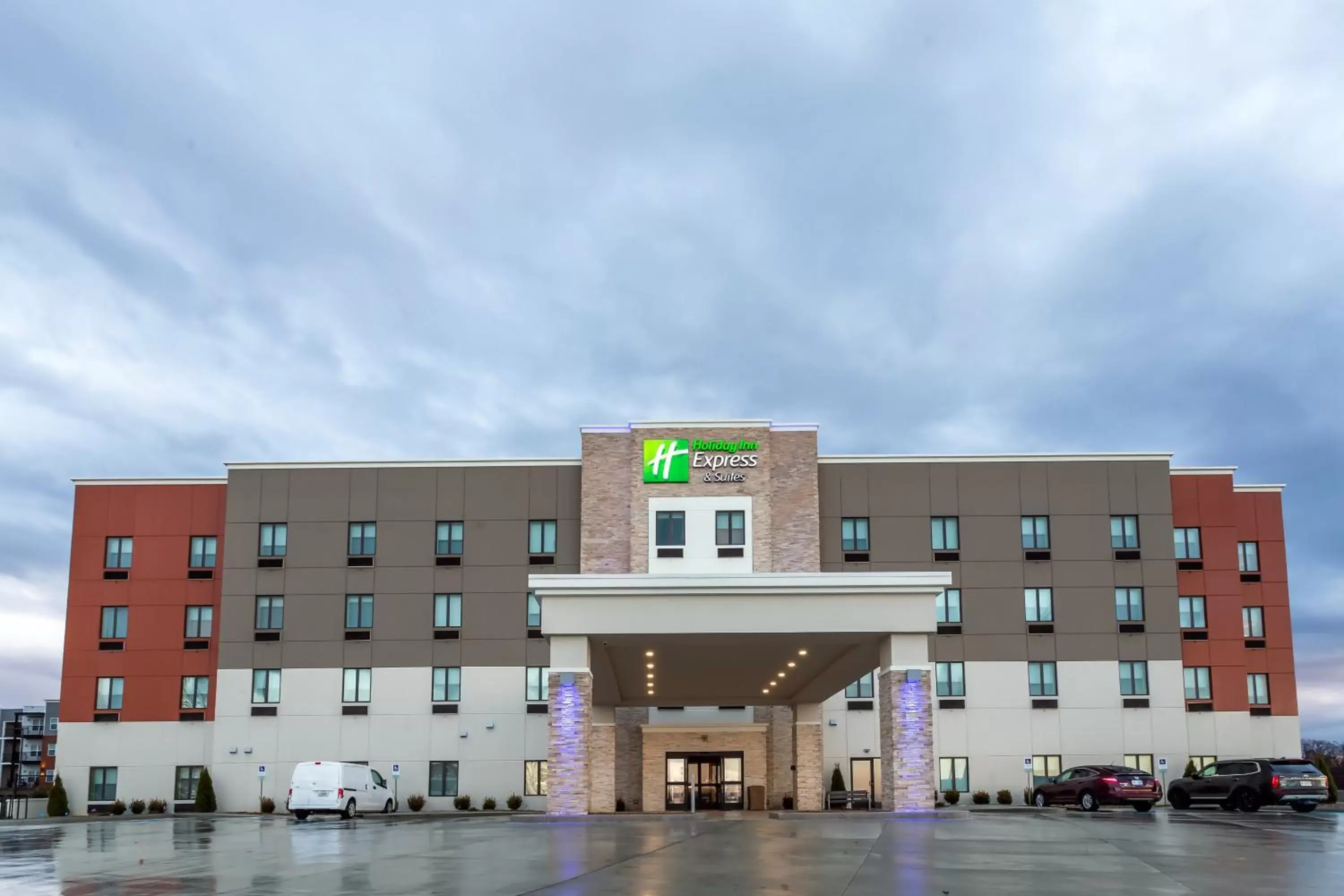 Property Building in Holiday Inn Express & Suites - Columbus - Worthington, an IHG Hotel