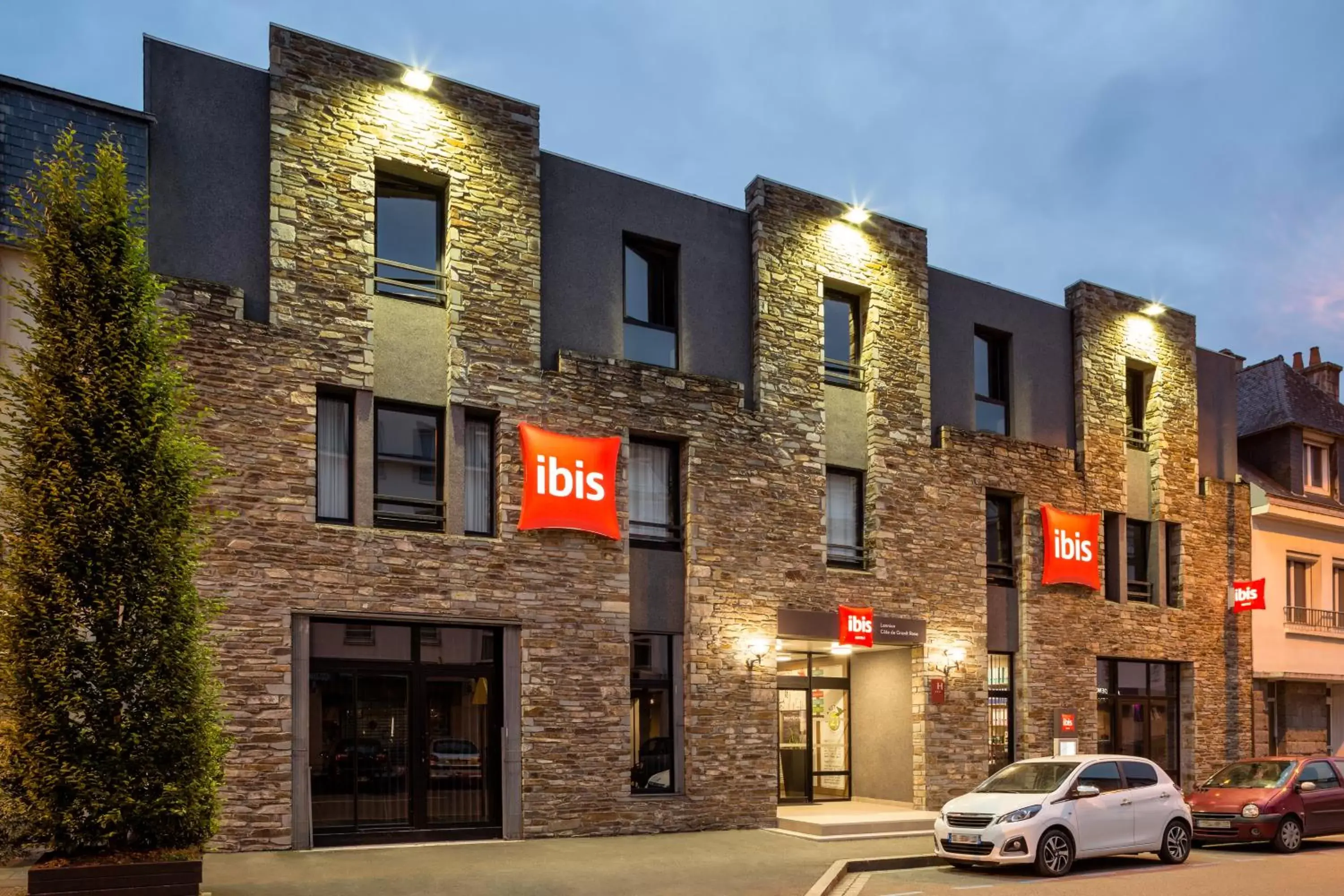 Facade/entrance in ibis Lannion Facade/entrance in ibis Lannion