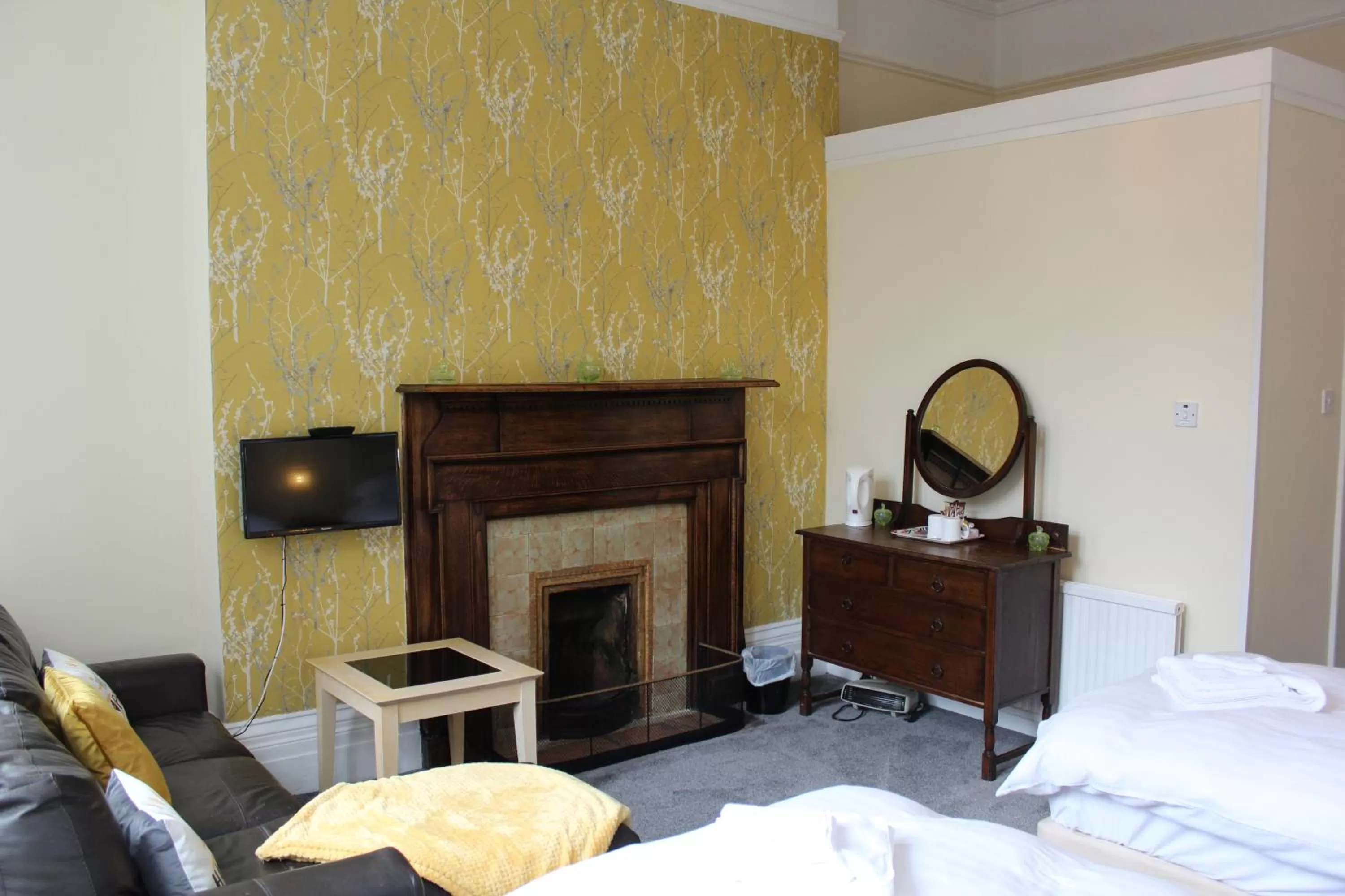 Living room, Bed in The Darnley Hotel