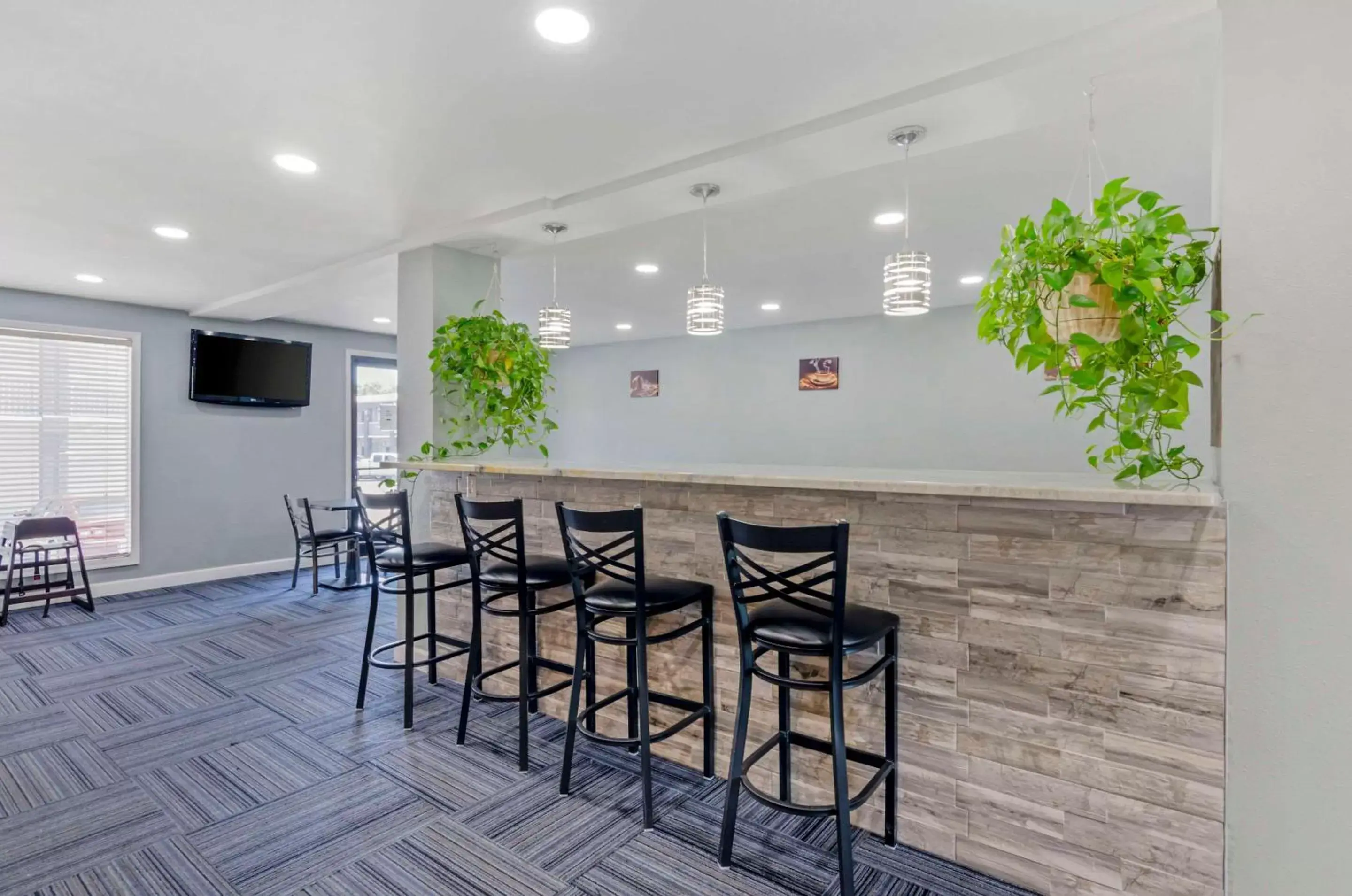 Breakfast, Dining Area in Suburban Studios Verona - Staunton North