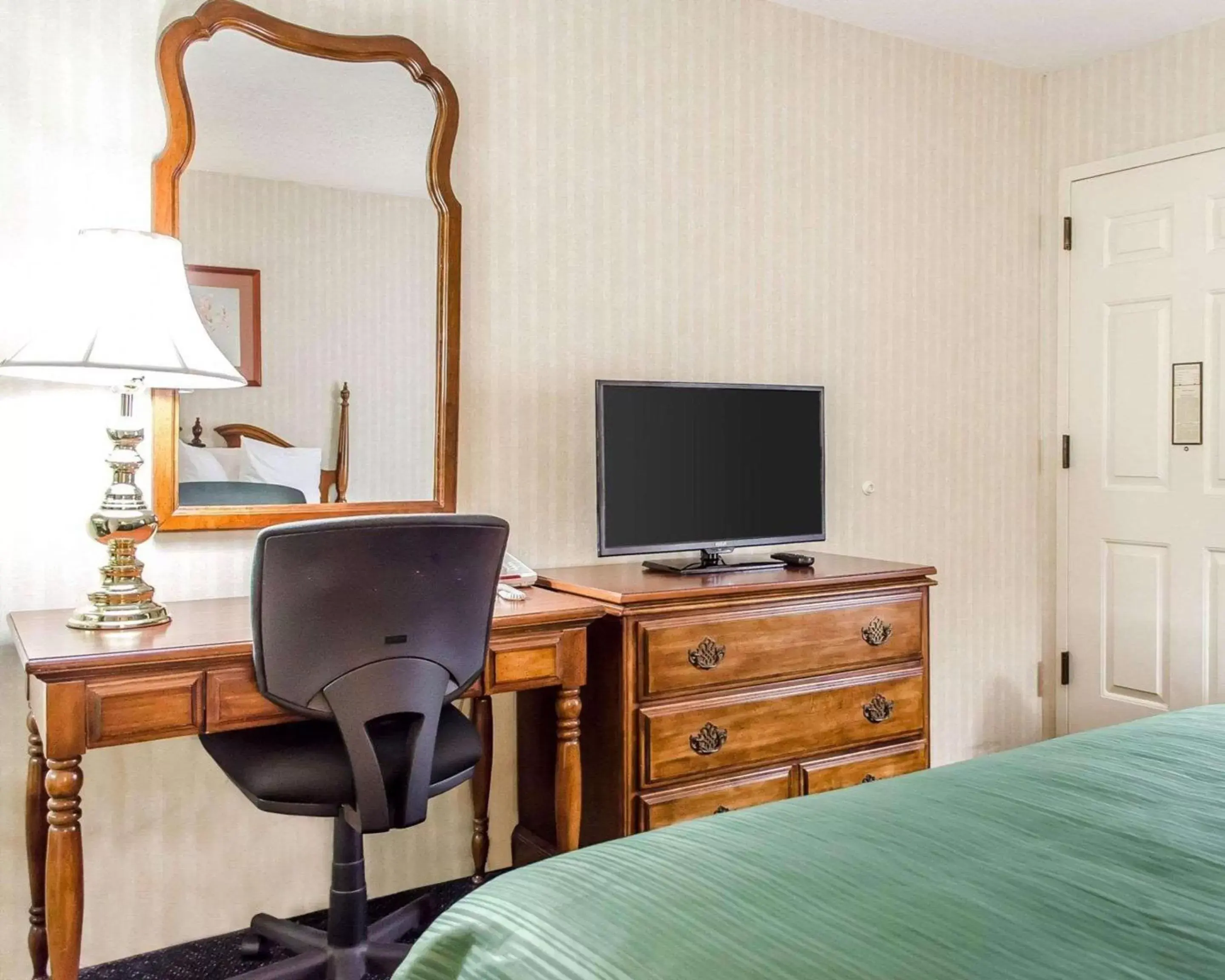 Photo of the whole room, TV/Entertainment Center in Quality Inn Gettysburg Battlefield