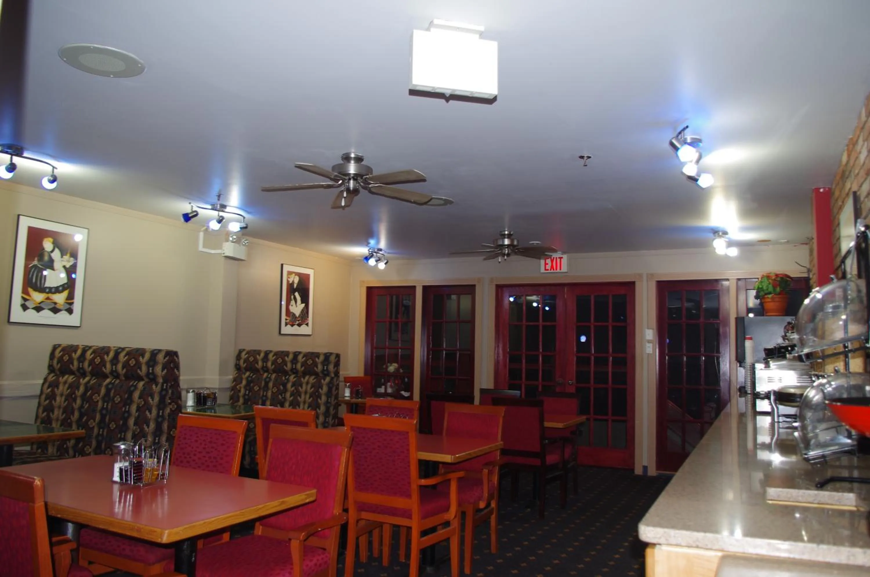 Breakfast in South Hill Lodge