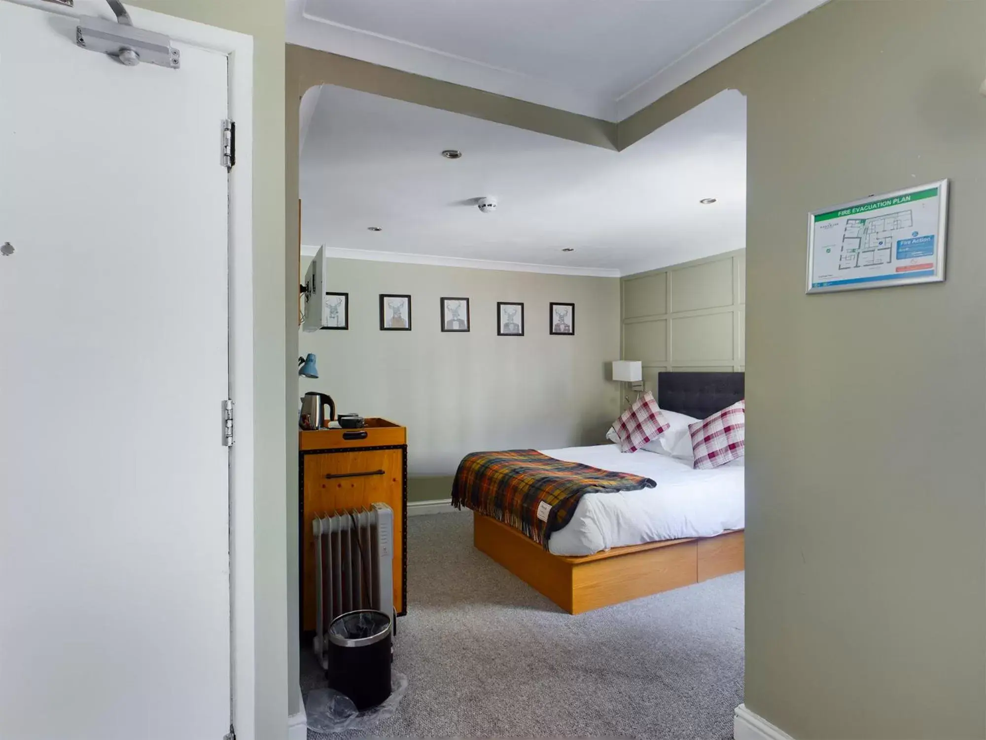 Photo of the whole room, Bed in The Oak House Hotel