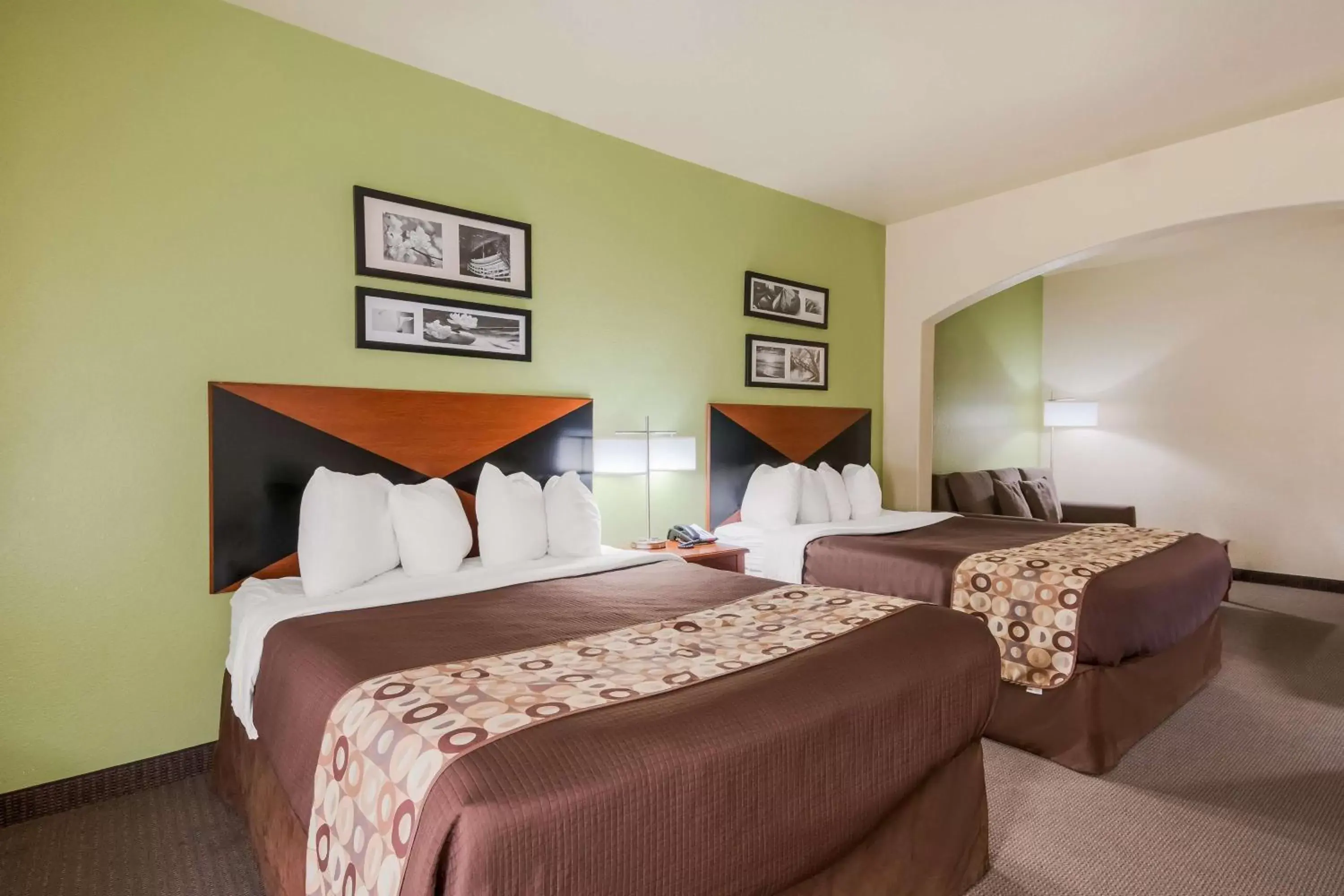 Bedroom, Bed in SureStay Plus Hotel by Best Western Near SeaWorld San Antonio