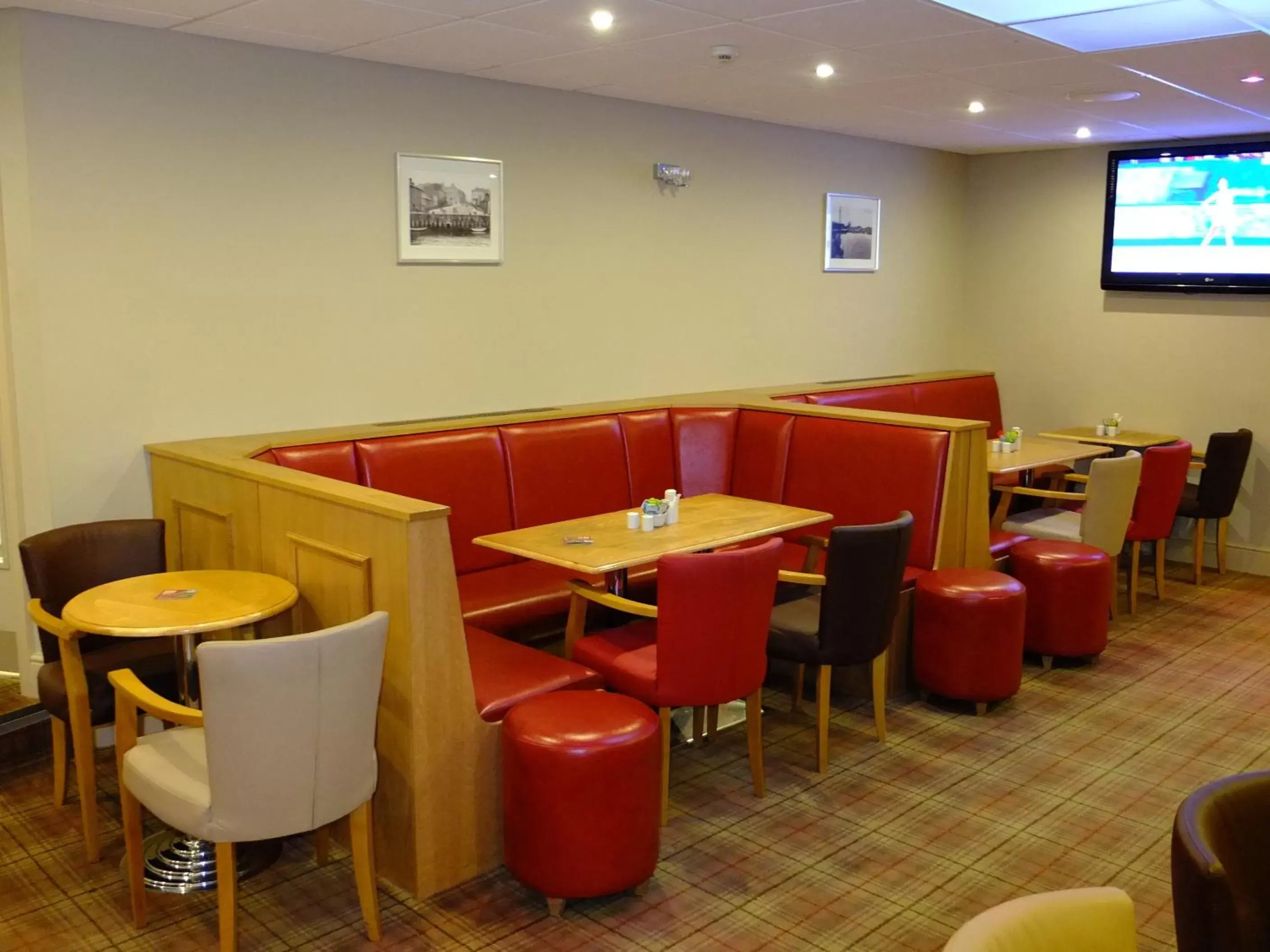 Lounge or bar, Restaurant/Places to Eat in The Golden Lion Hotel