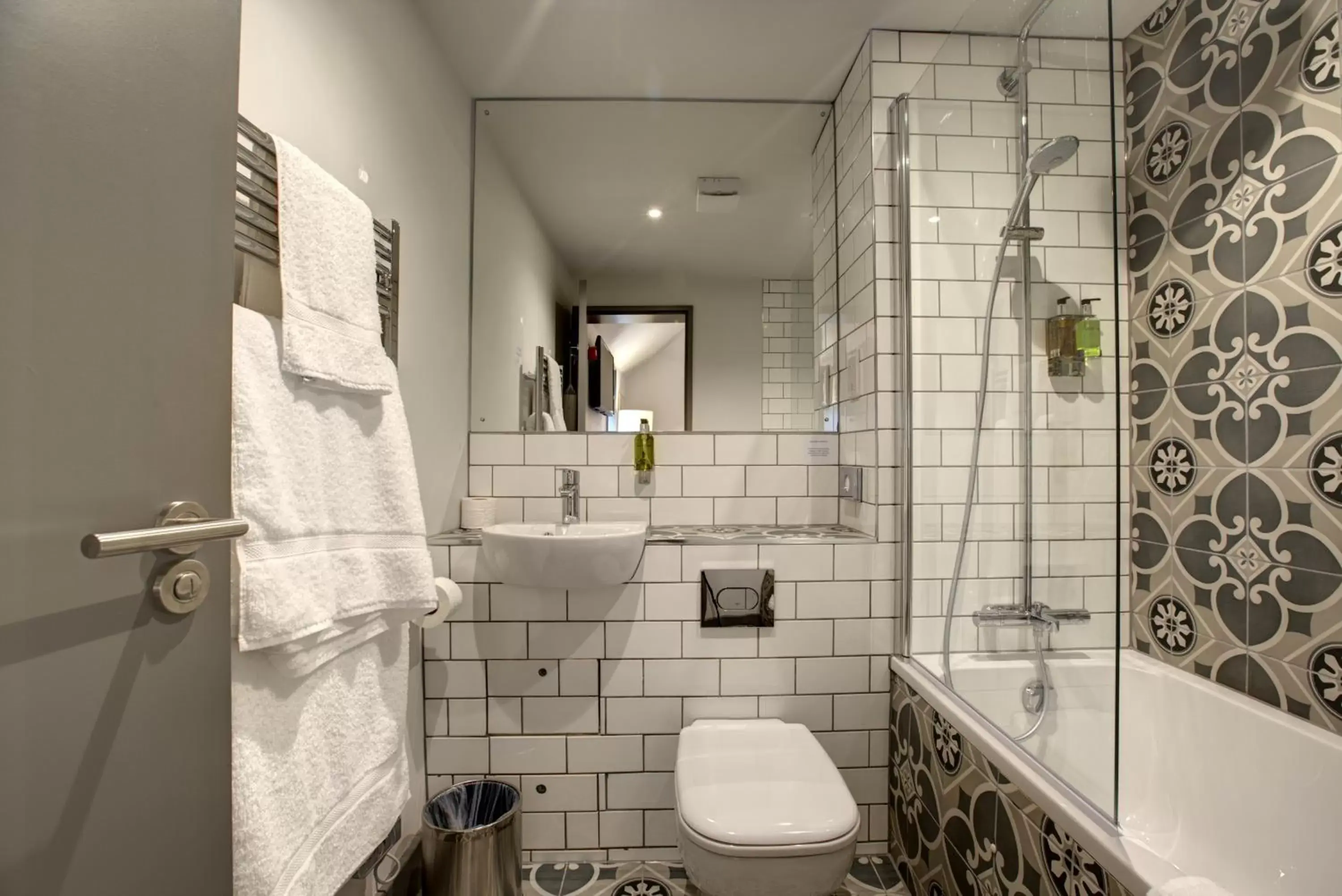 Toilet, Bathroom in The Temple Inn