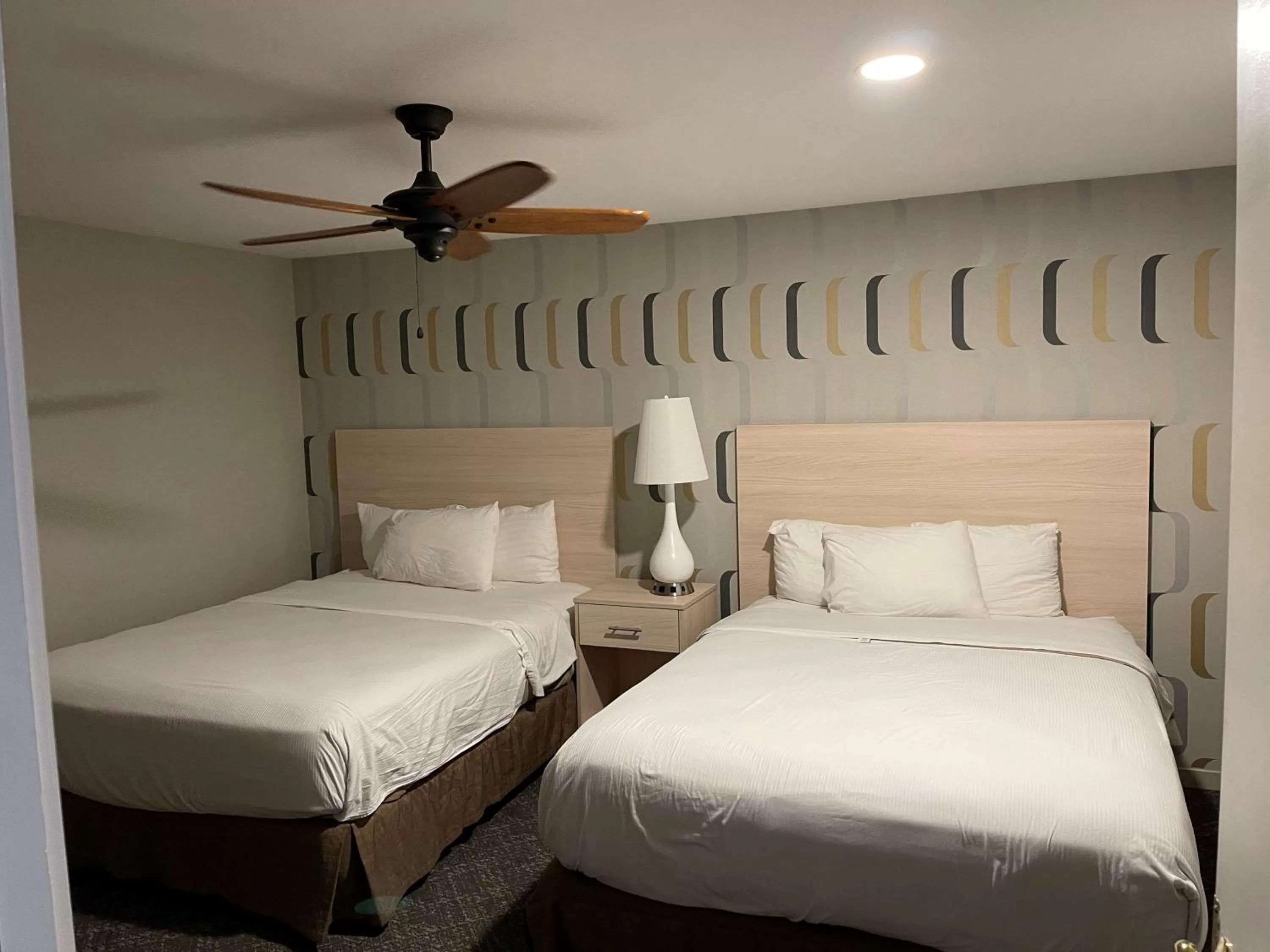 Bedroom, Bed in Woodwards White Mountain Resort, BW Signature Collection