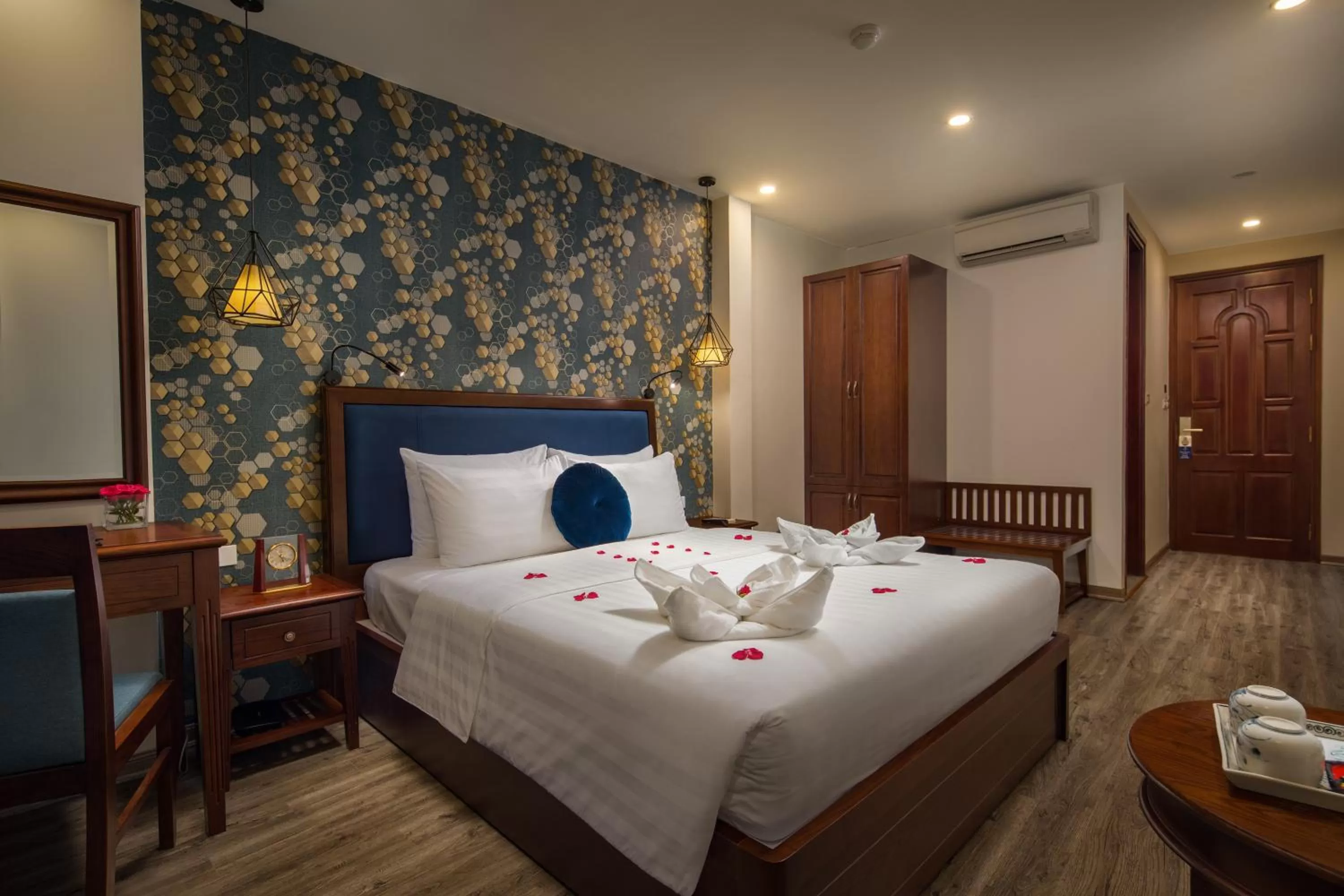 Bedroom, Bed in Holiday Emerald Hotel