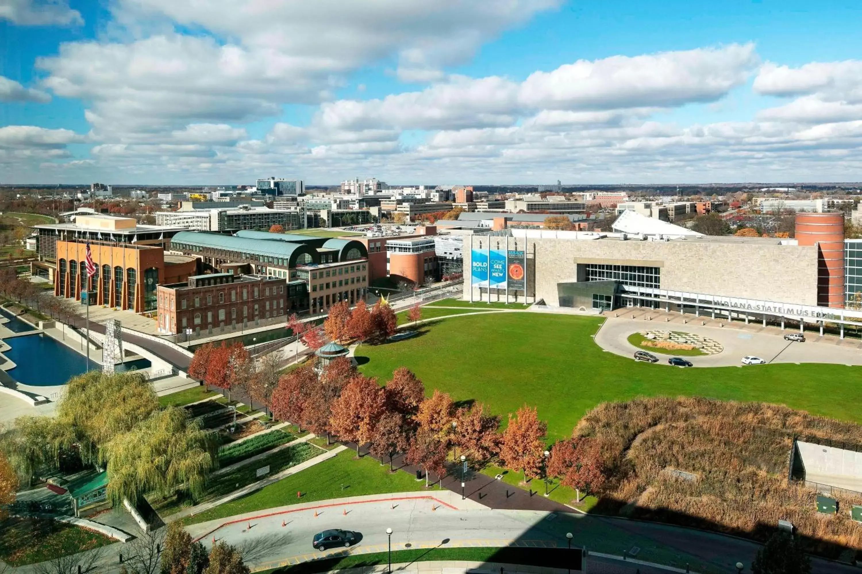 Photo of the whole room, Bird's-eye View in Courtyard Indianapolis Downtown