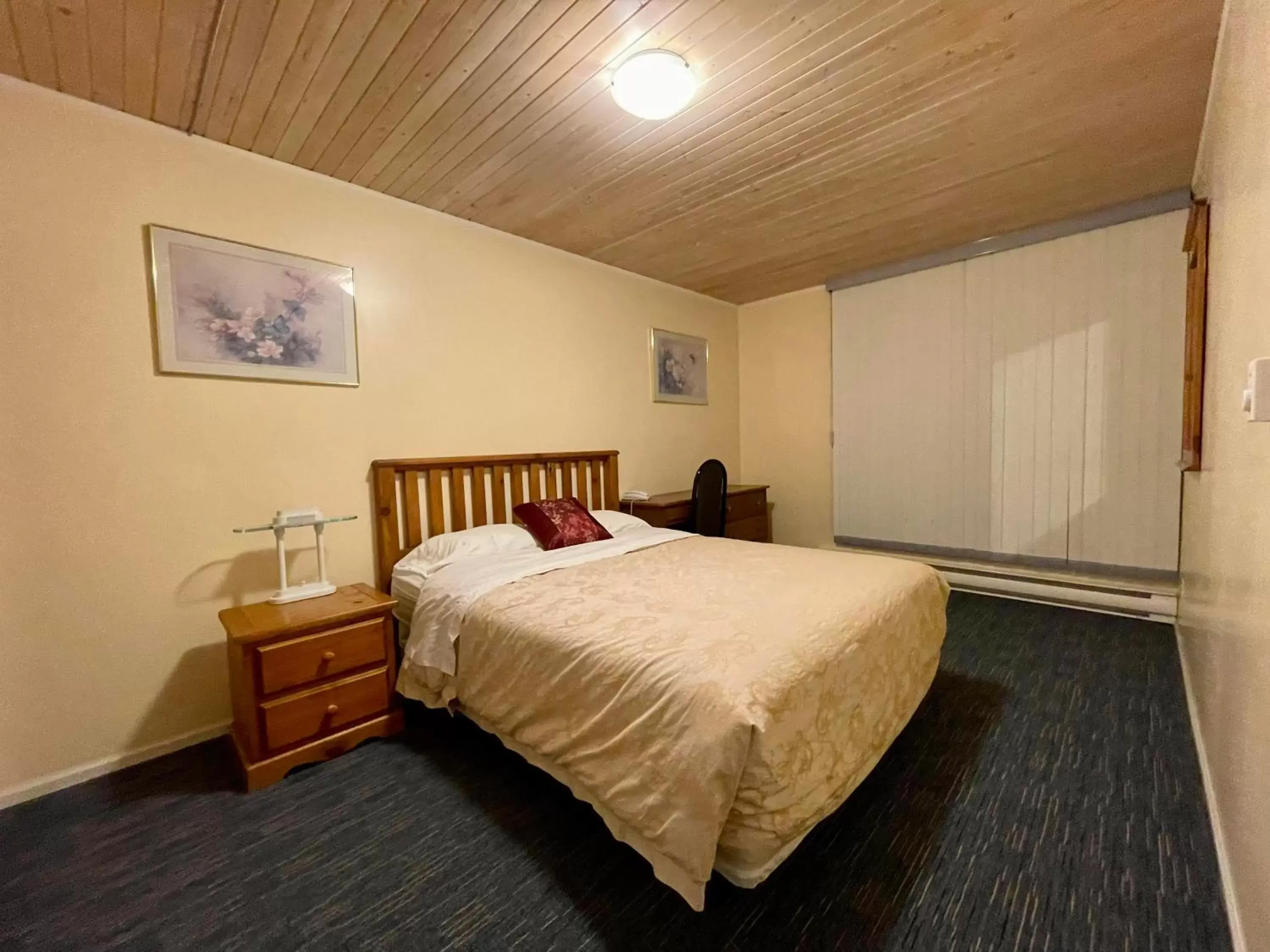 Bedroom, Bed in Valhalla Inn