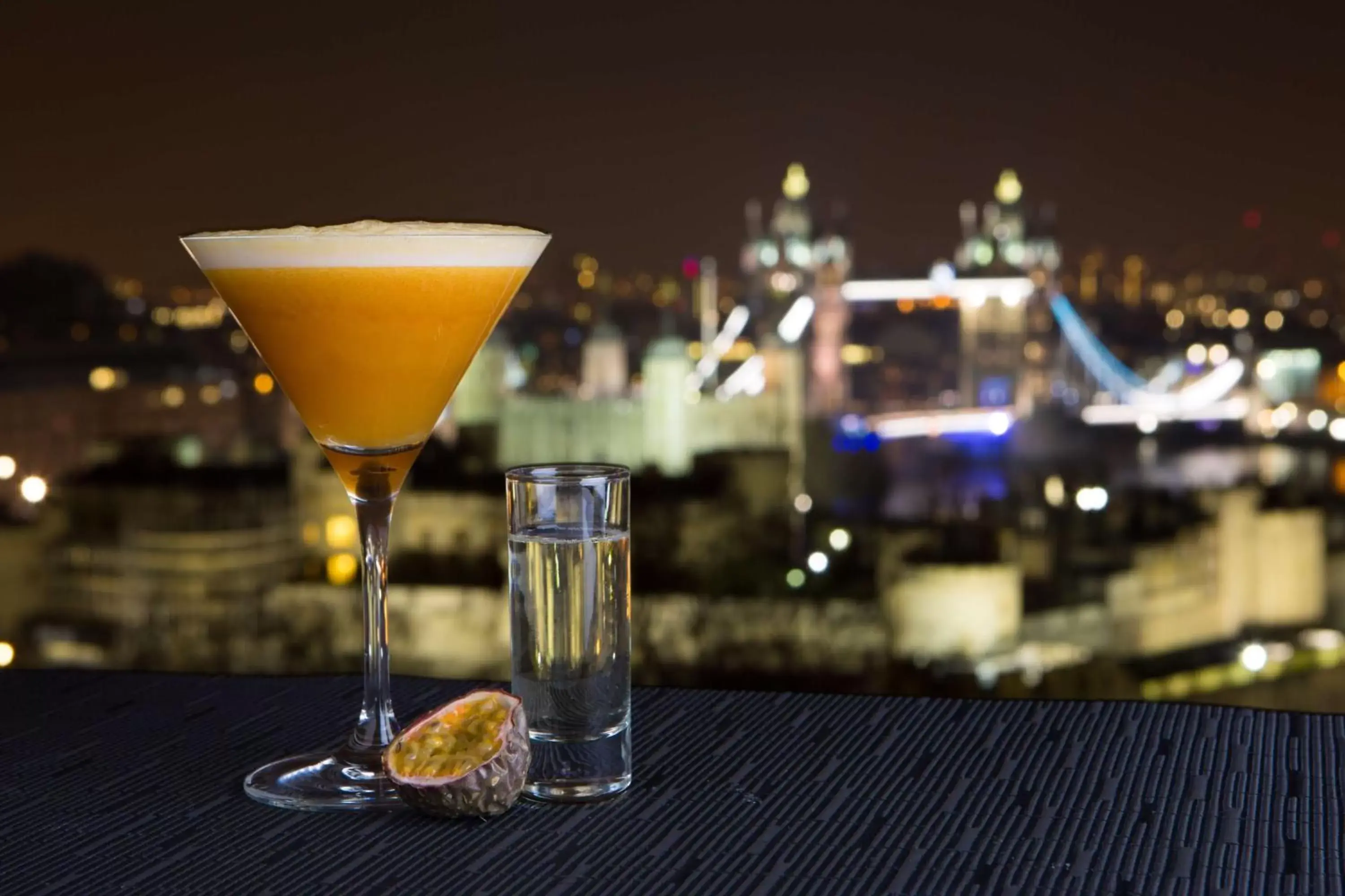 Lounge or bar in DoubleTree by Hilton Hotel London - Tower of London