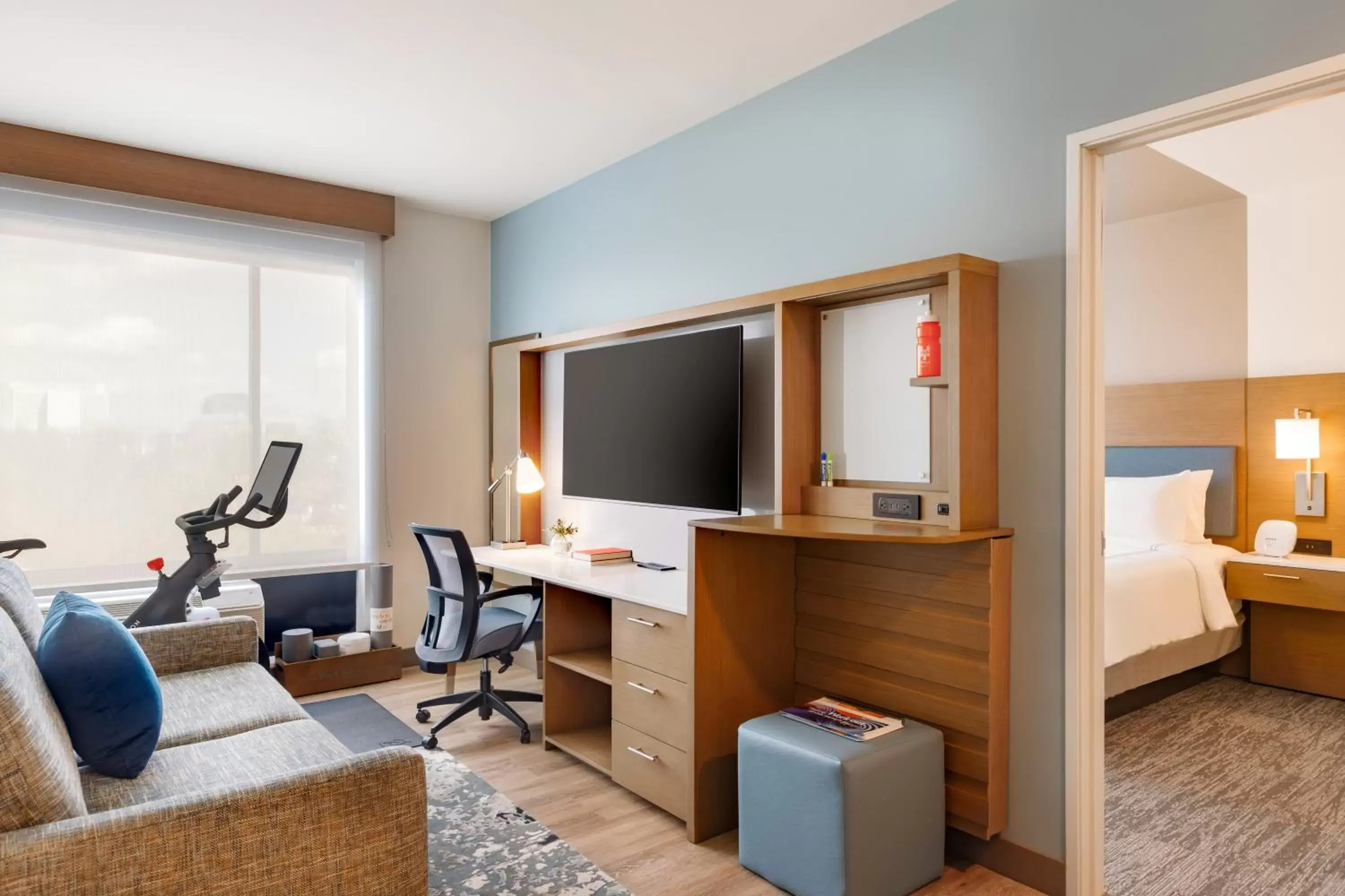 Living room, TV/Entertainment Center in EVEN Hotels Rochester - Mayo Clinic Area, an IHG Hotel