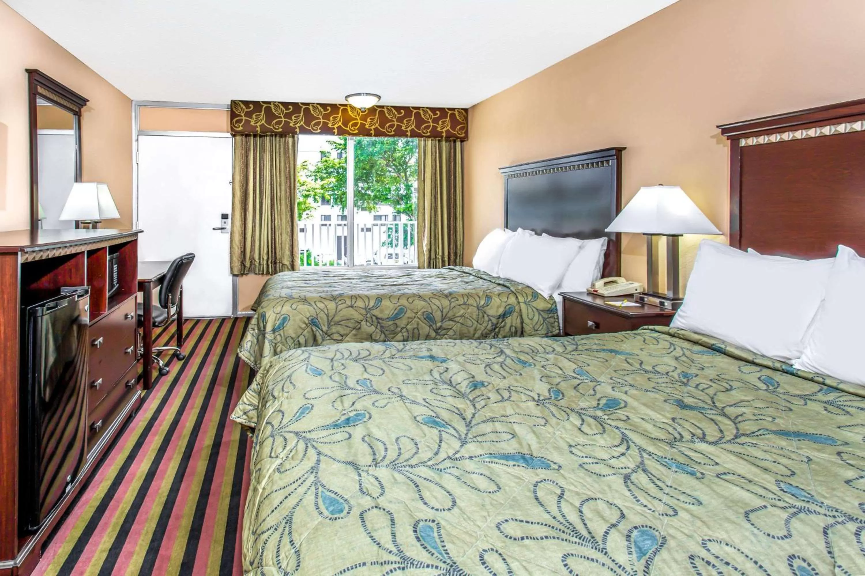 Photo of the whole room, Bed in Days Inn by Wyndham Fort Lauderdale Airport Cruise Port