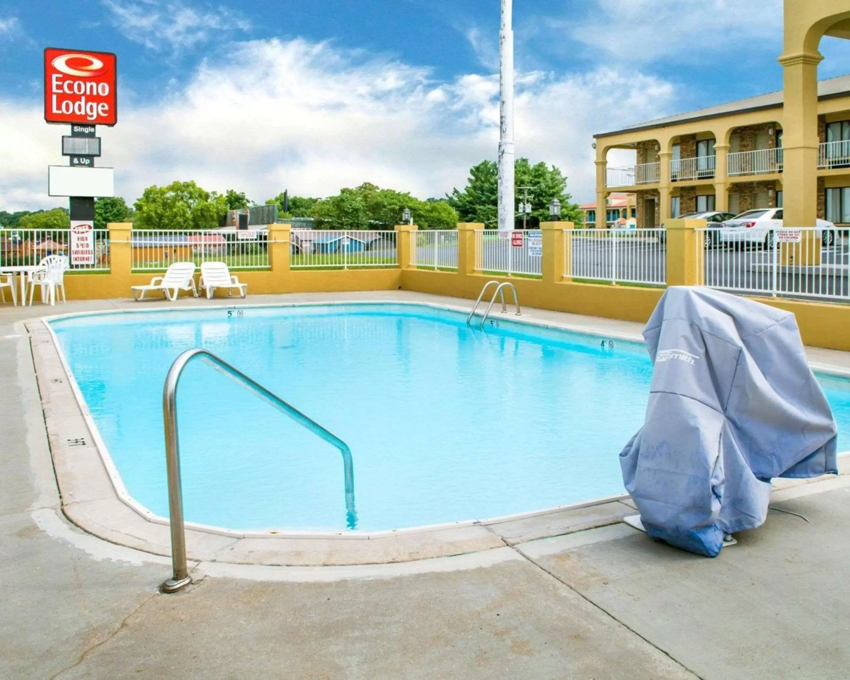 On site, Swimming Pool in Econo Lodge Franklin
