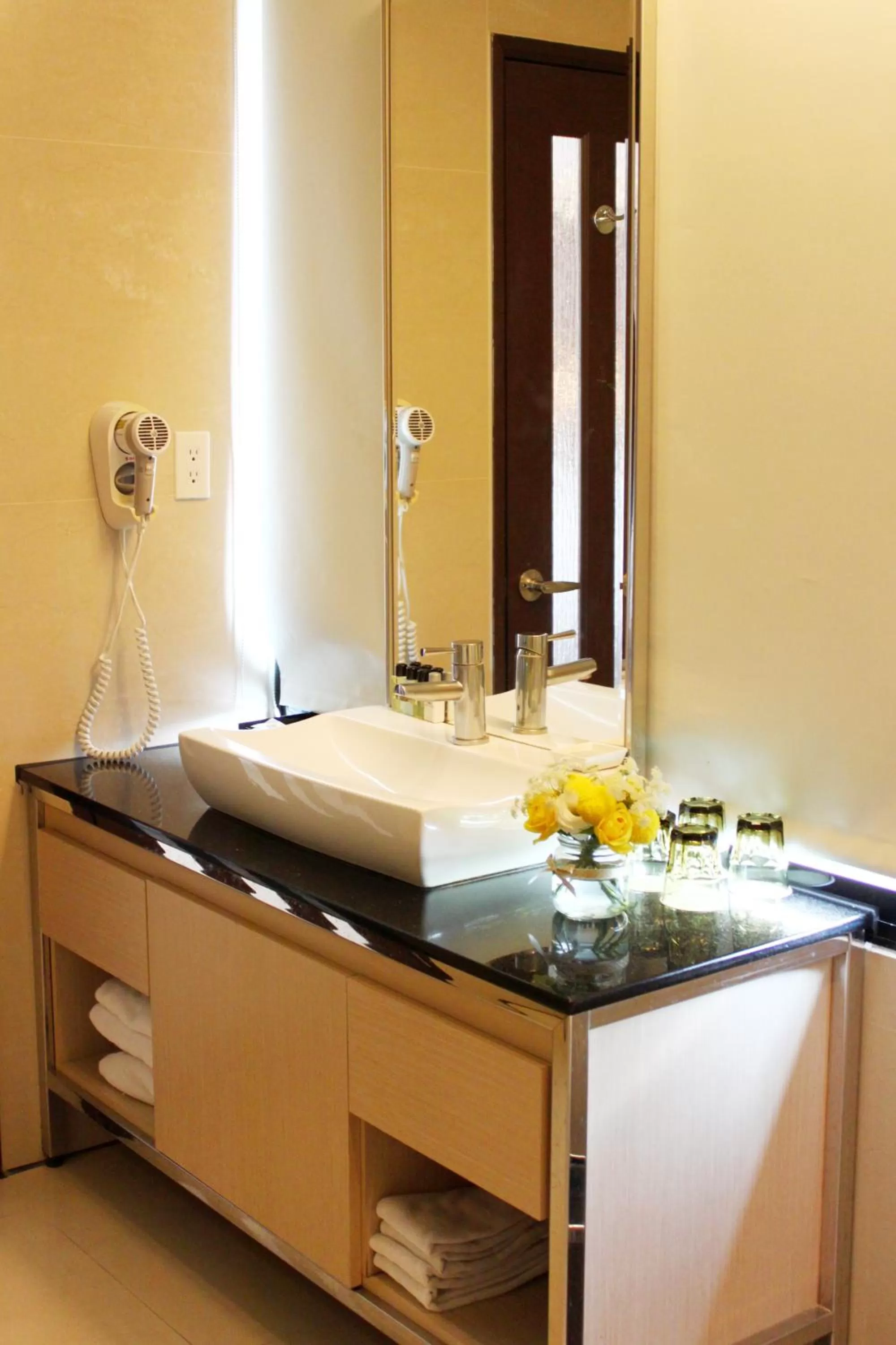 Bathroom in Maison de Chine Chao Yin Building