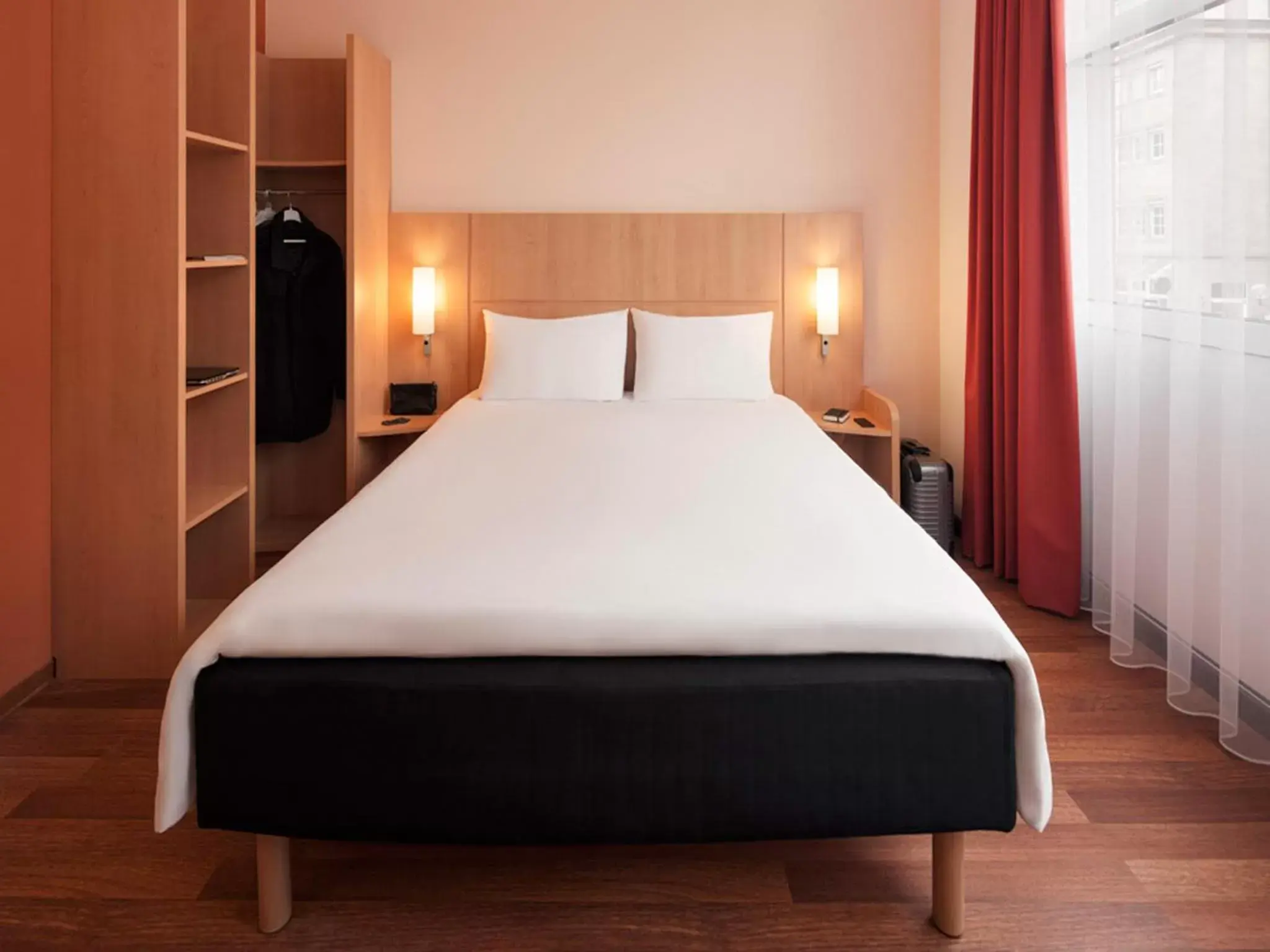 Photo of the whole room, Bed in ibis Hotel Nürnberg Altstadt