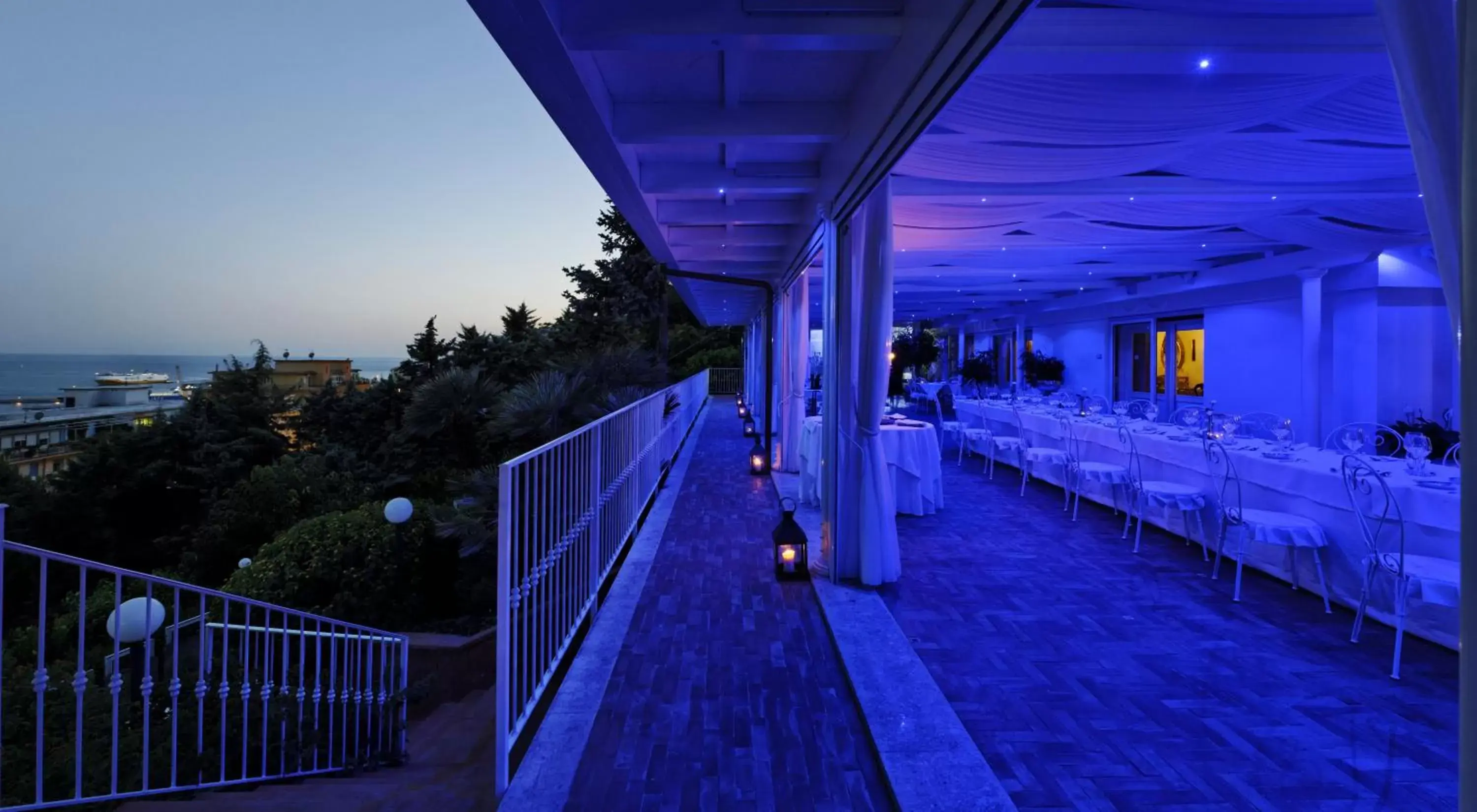 Restaurant/places to eat, Balcony/Terrace in Hotel Villa Poseidon & Events