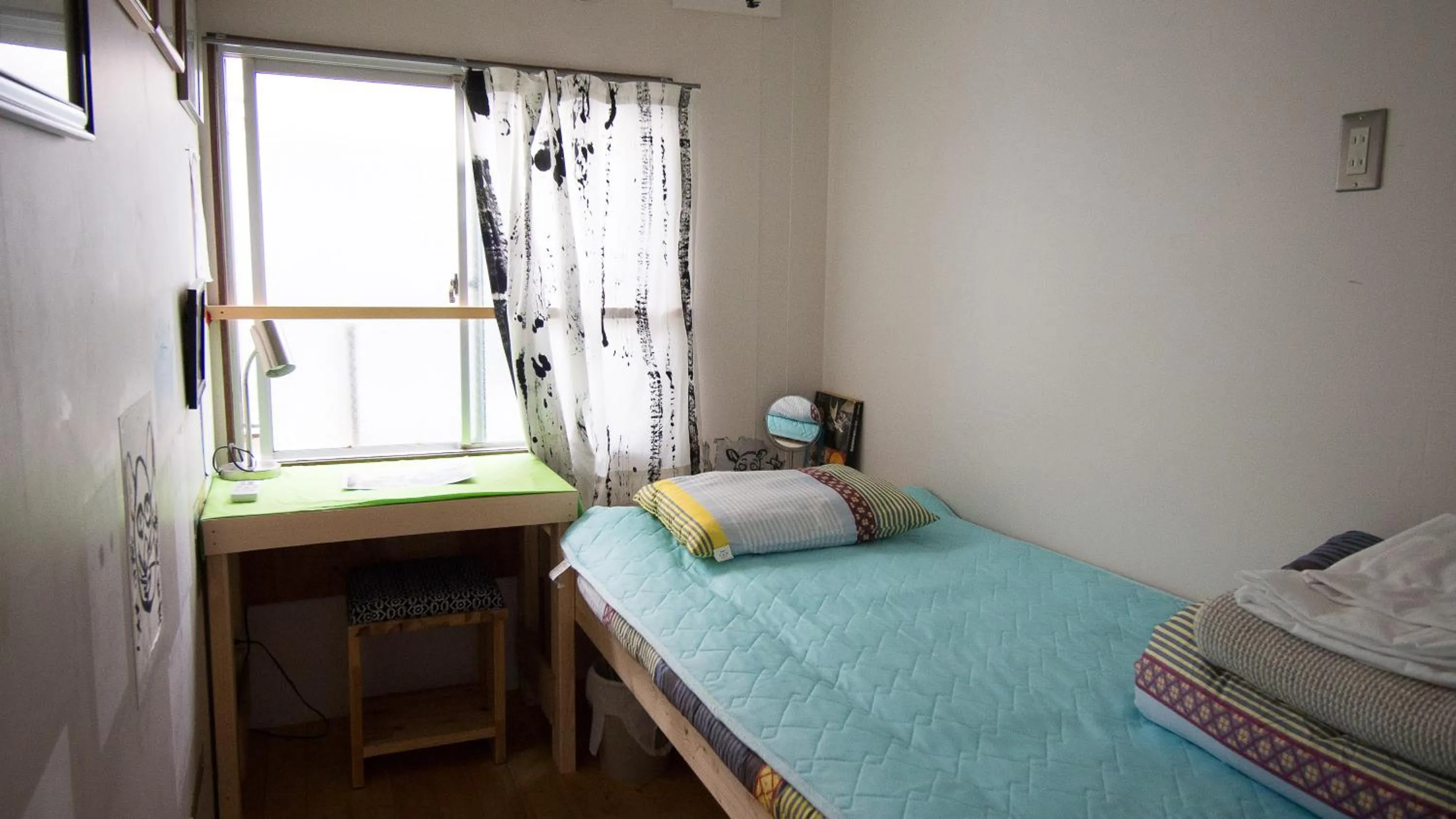 Bed in Kamagasaki University of the Arts Cafe Garden Guest House aka Cocoroom