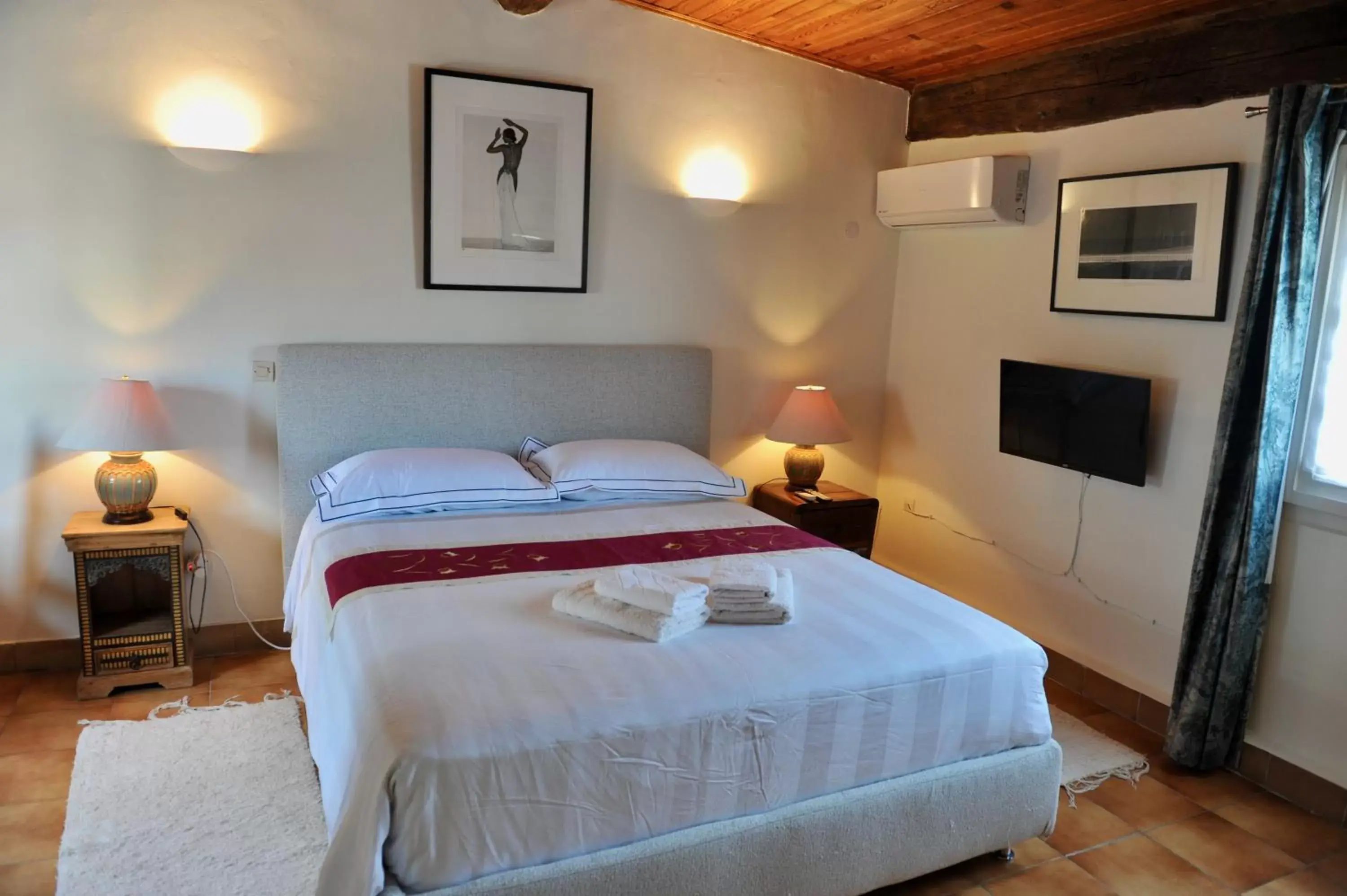 Bedroom, Bed in Loft Apartment , La Terrasse Centre Ville d'Arles,
