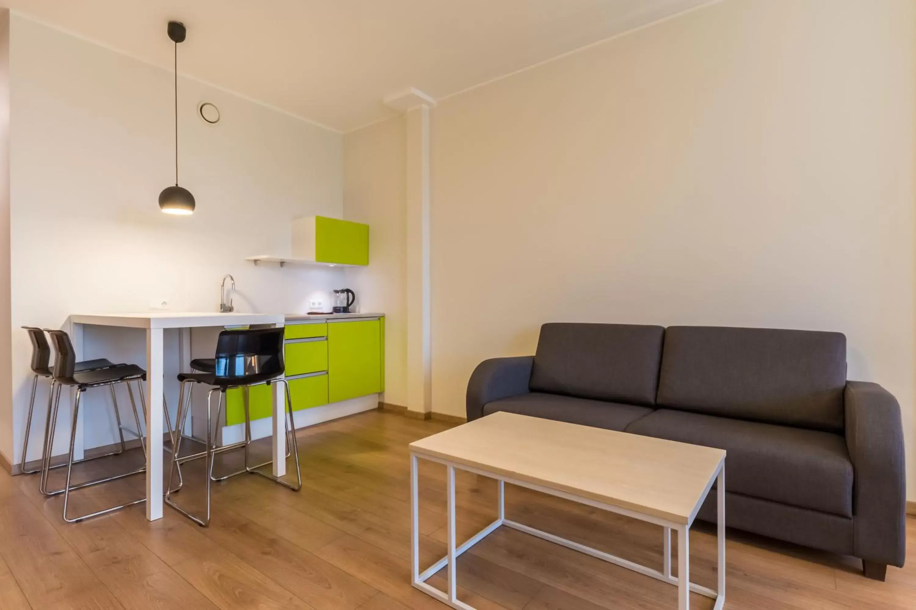 Kitchen or kitchenette, Seating Area in Go Hotel Shnelli