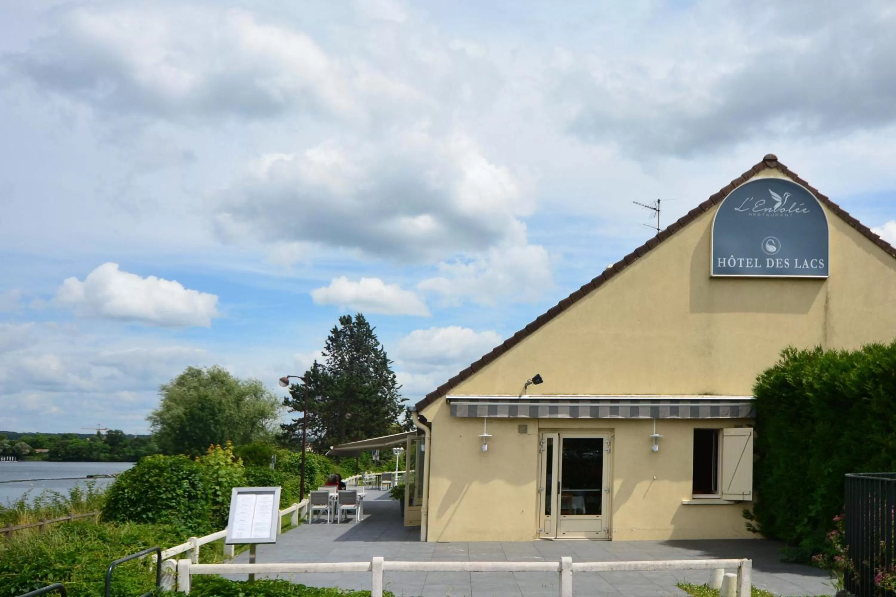 Property building in Logis - Hôtel & Restaurant des Lacs Paris Sud