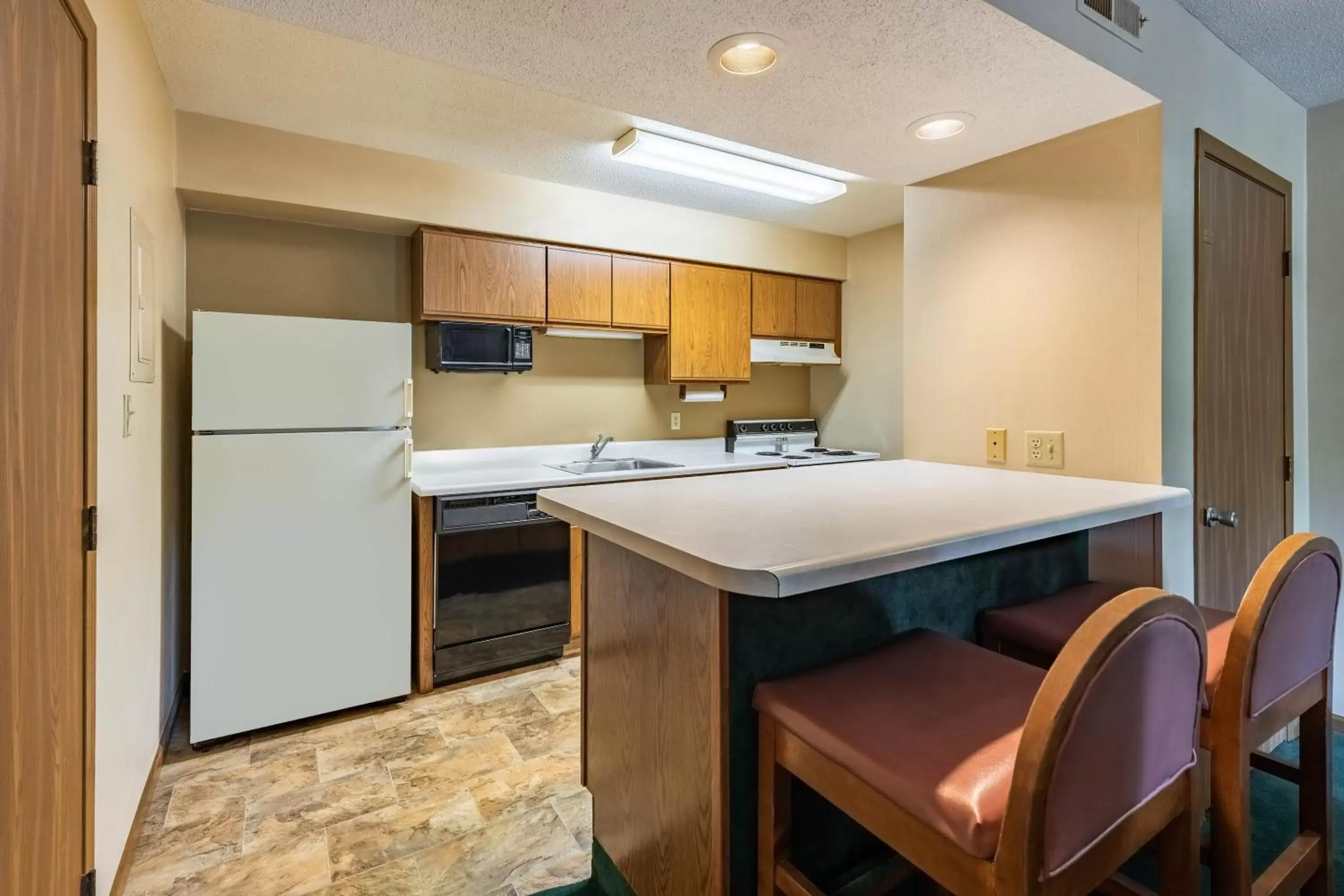 Kitchen or kitchenette, Kitchen/Kitchenette in Americas Best Value Inn St. Marys