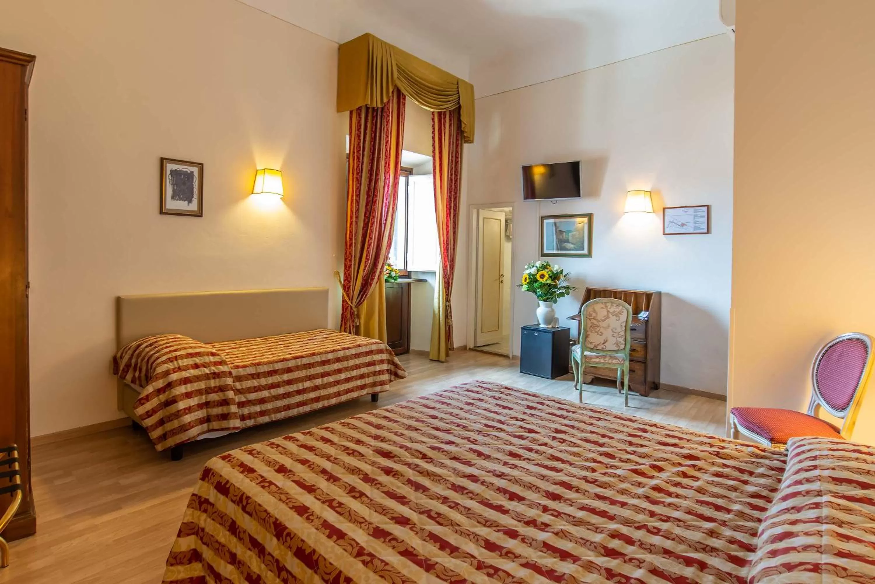 Photo of the whole room, Bed in Hotel Paris