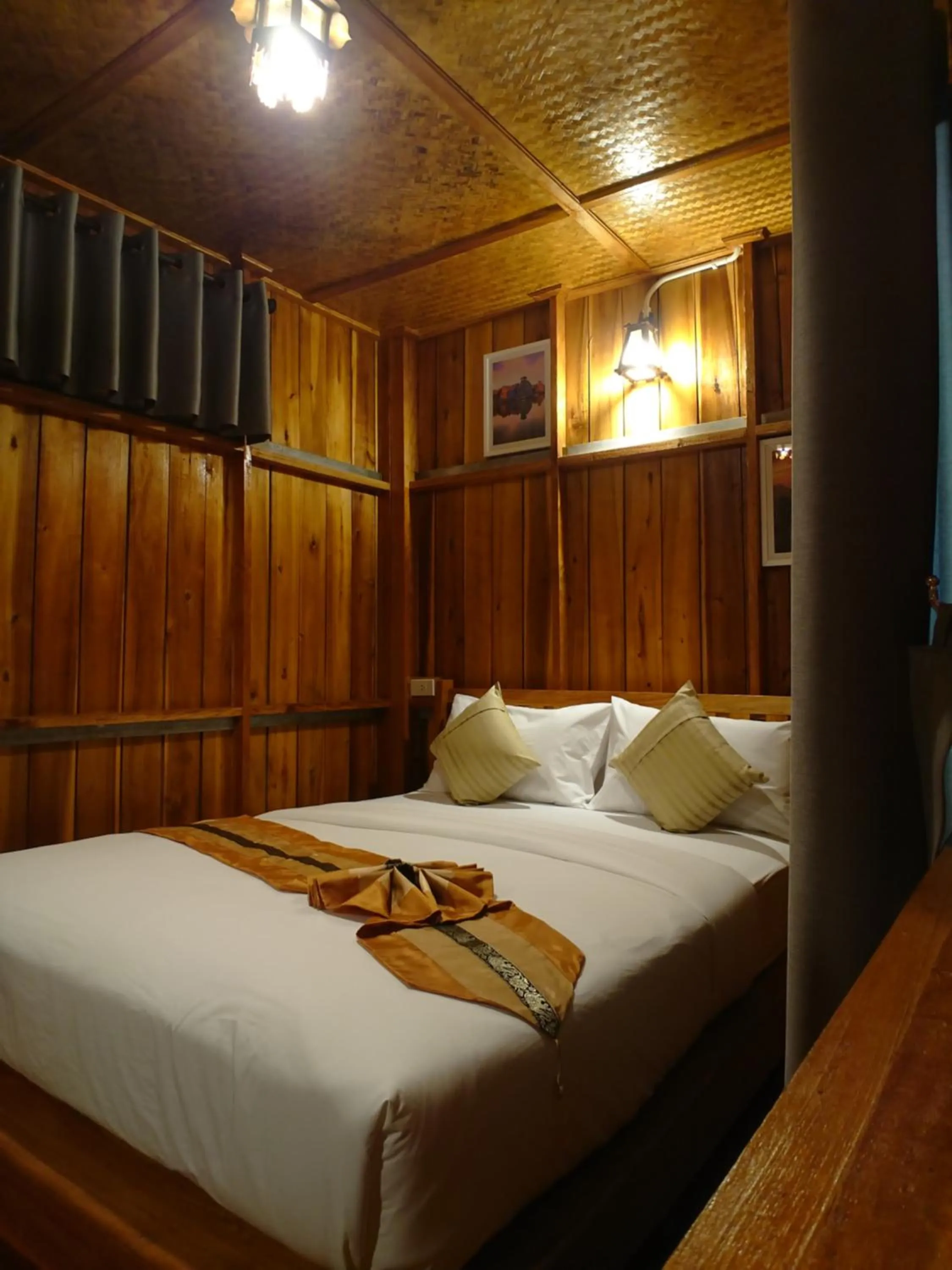 Bed in Lanta Para hut