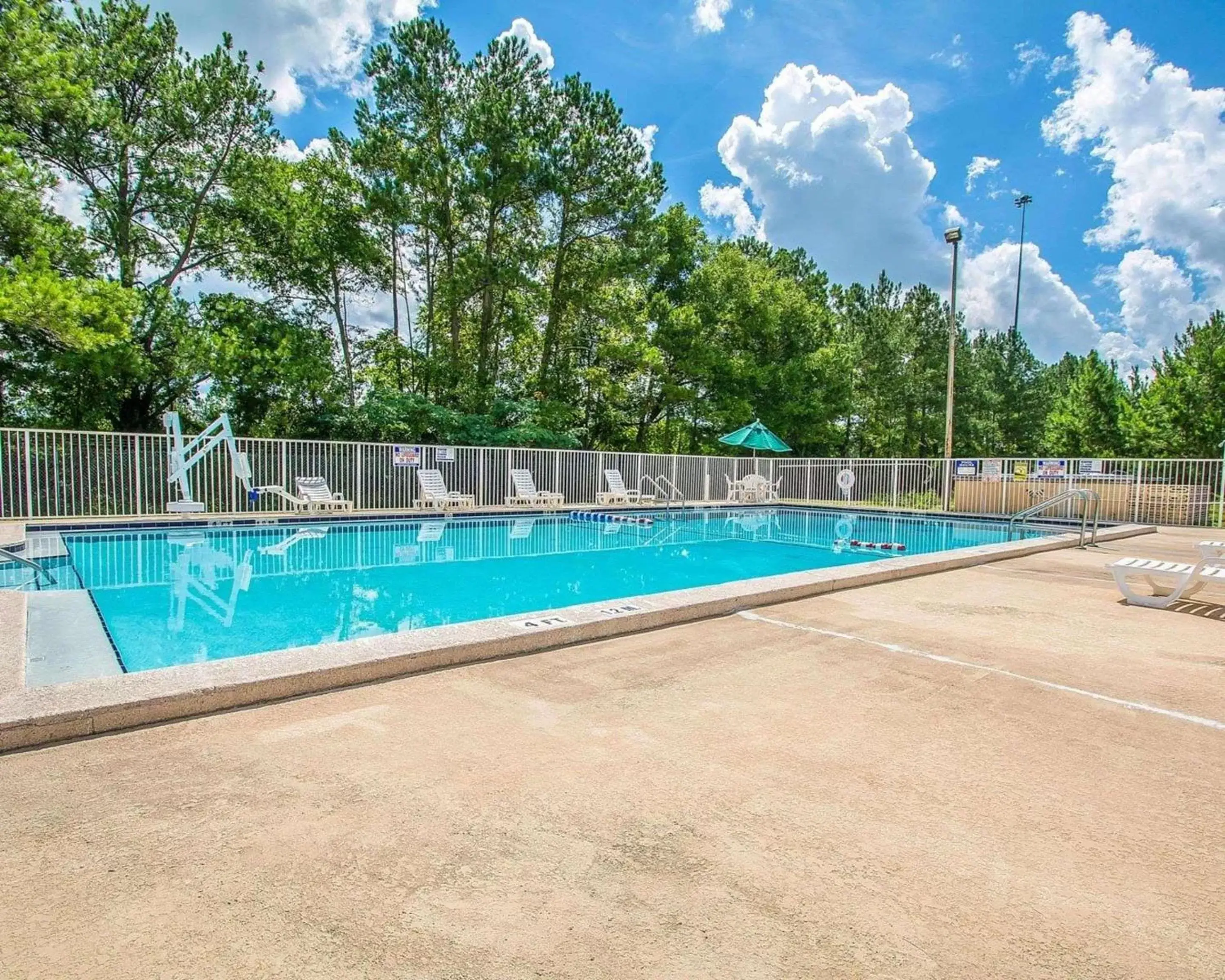 On site, Swimming Pool in Rodeway Inn Gainesville - University Area