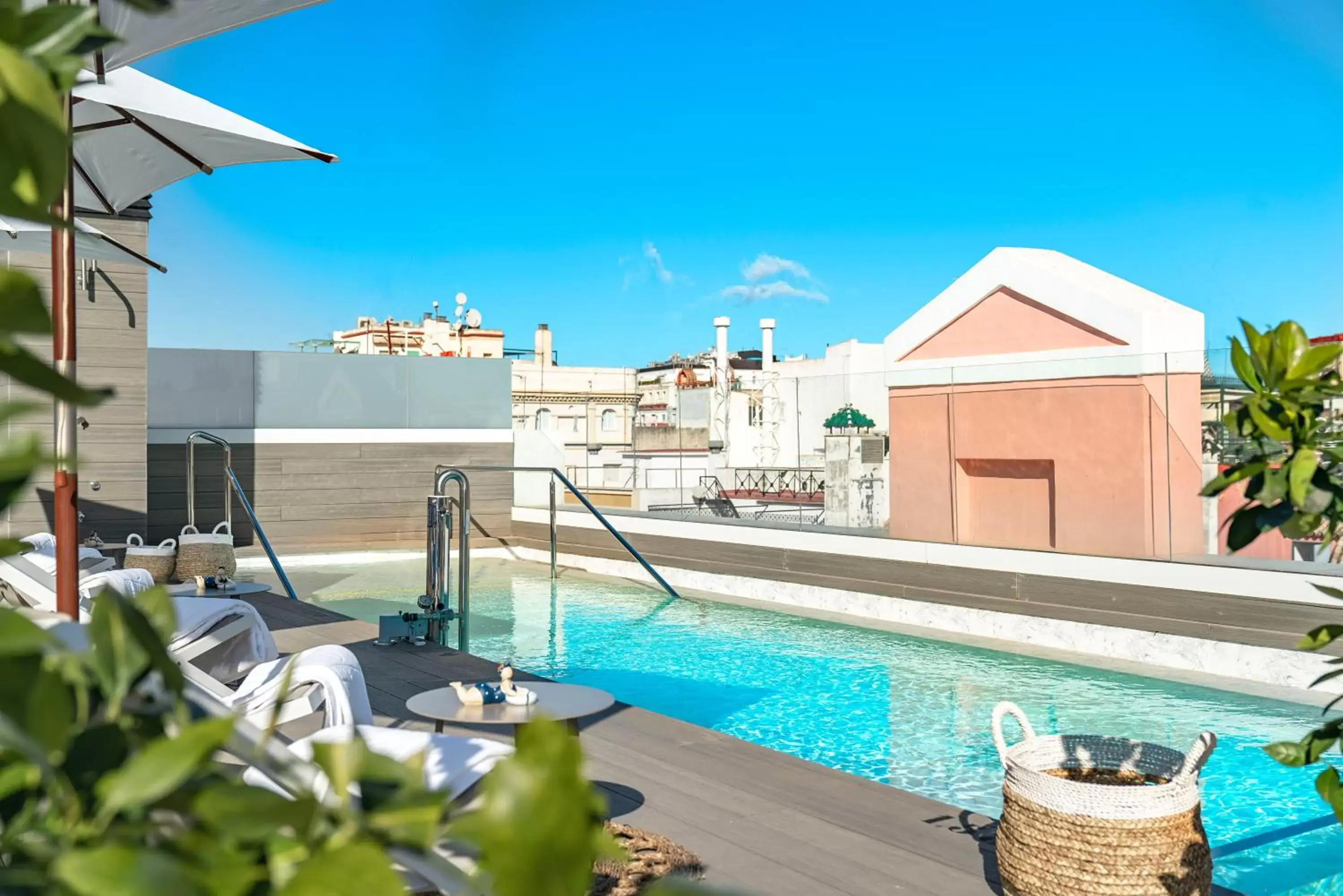 Swimming Pool in Vincci Molviedro Suites Apartments