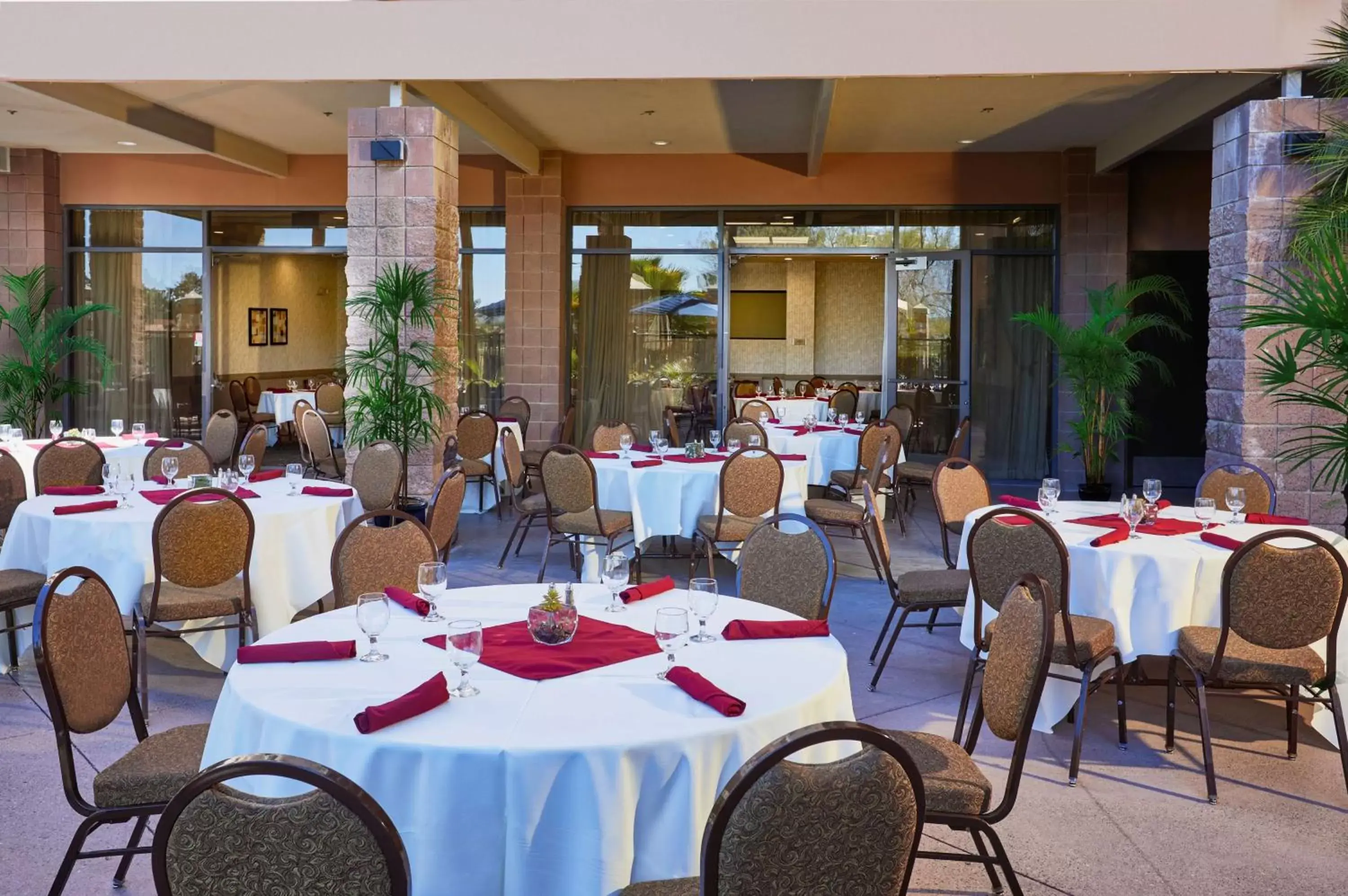 Meeting/conference room, Restaurant/Places to Eat in Embassy Suites by Hilton Phoenix Scottsdale