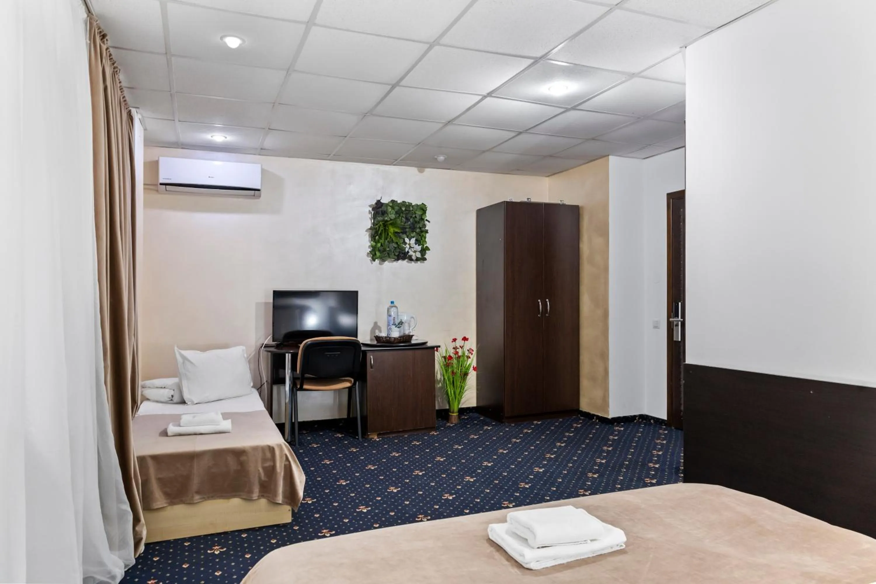 Bed in Hotel Charter Otopeni