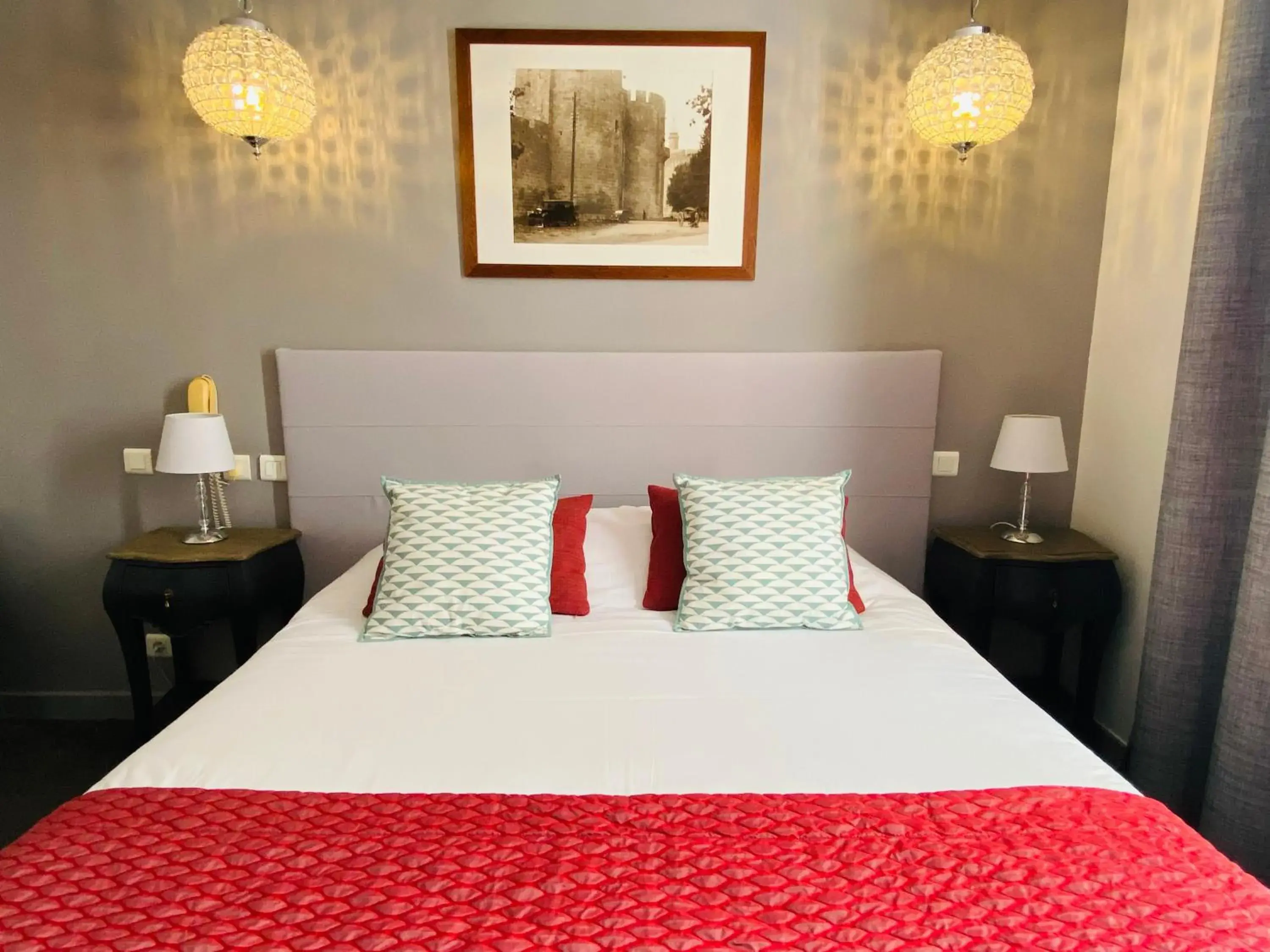 Bed in Brit Hotel Acacias