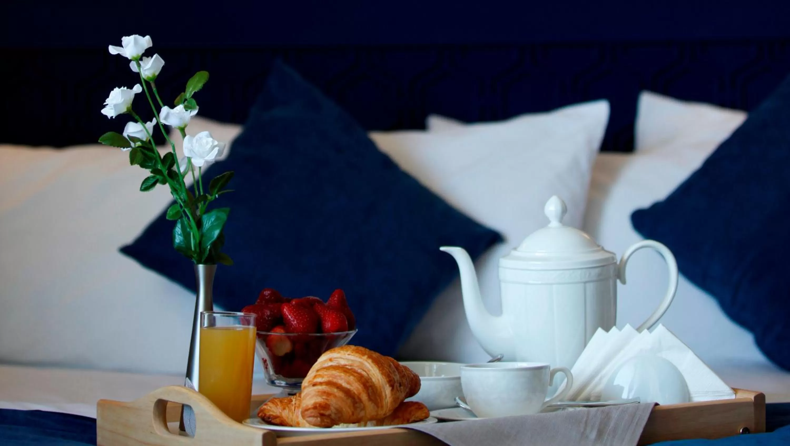 Food close-up, Bed in Cruise Hotel