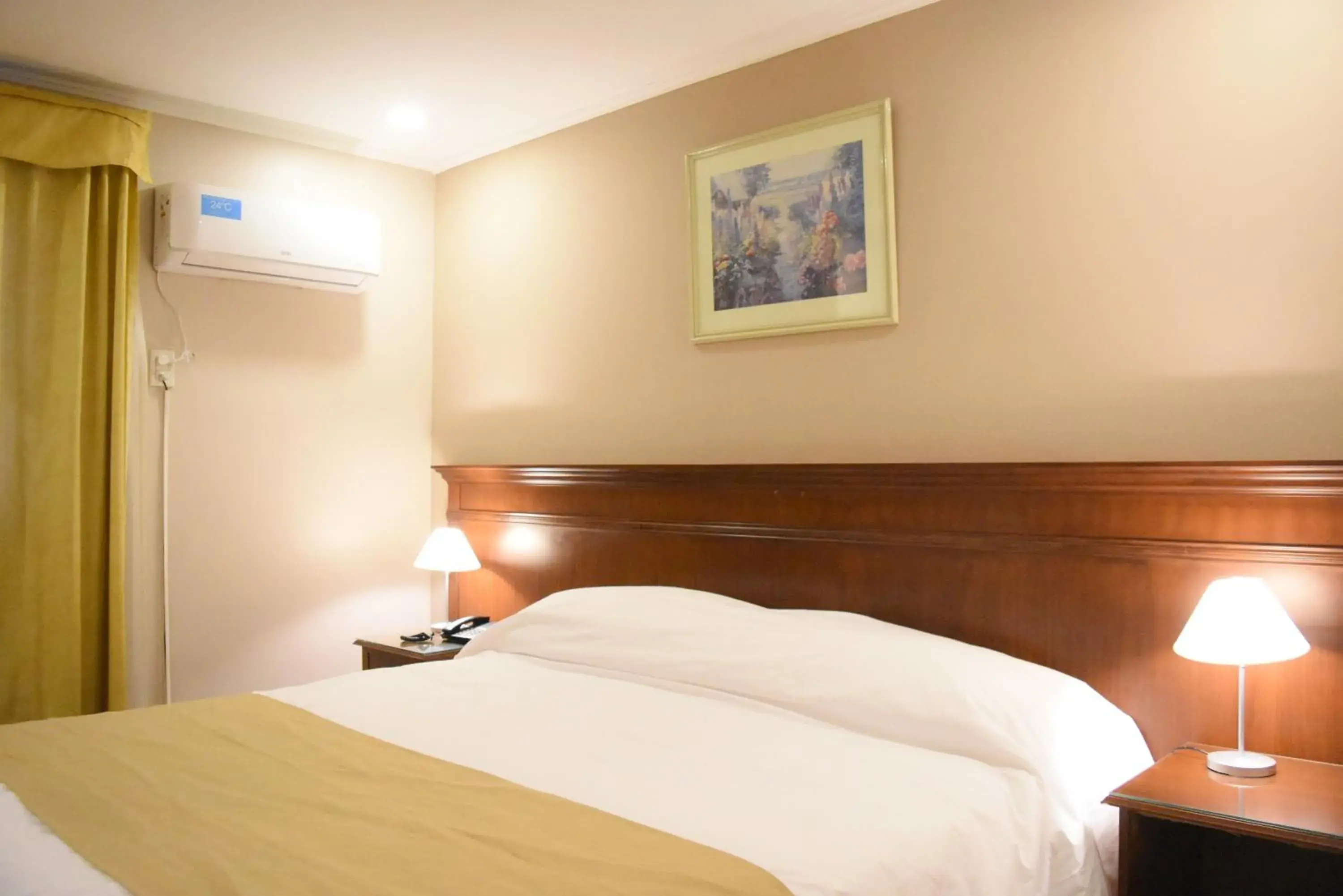 Bedroom, Bed in Ritz Hotel Mendoza
