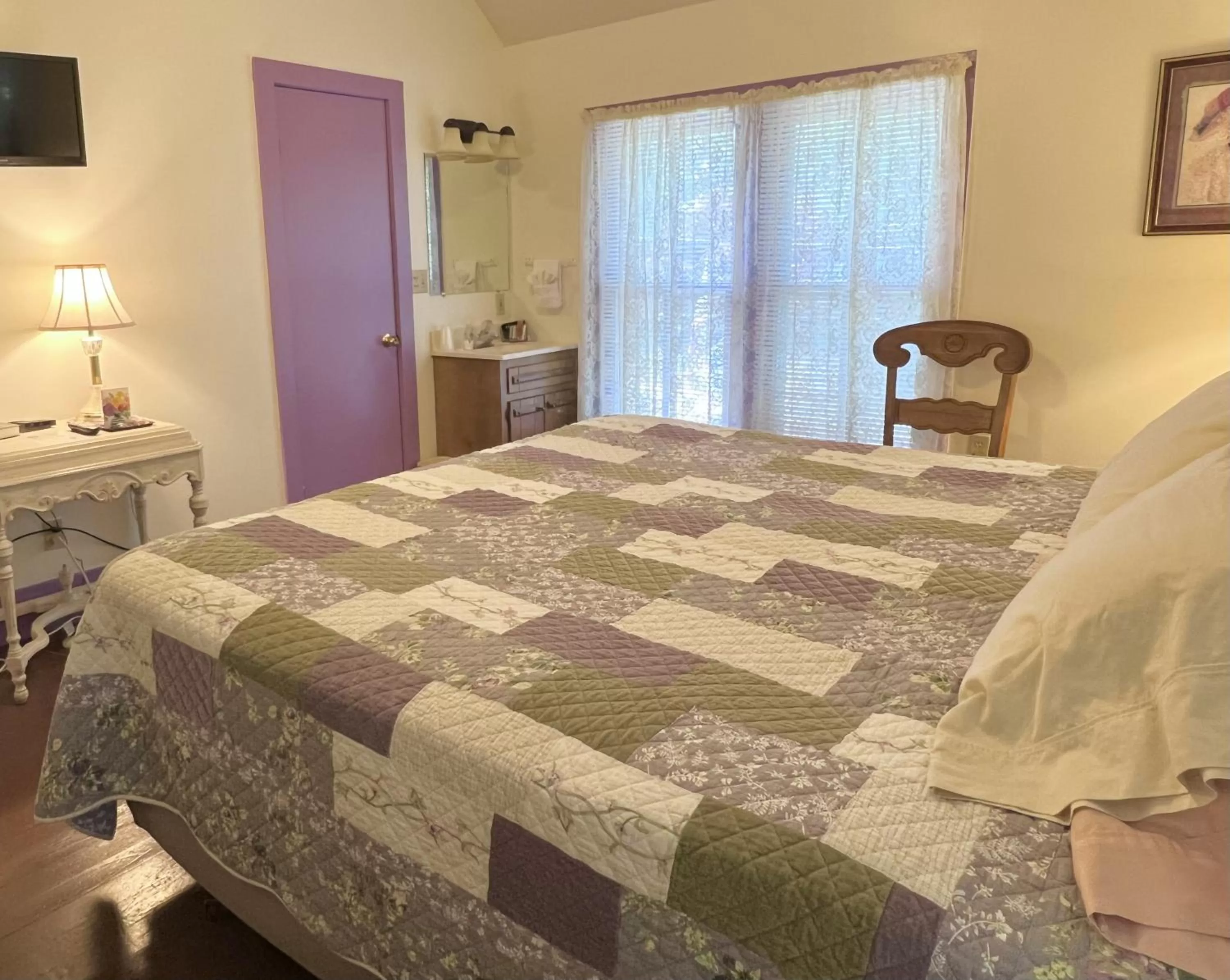 Photo of the whole room, Bed in Ozark Country Inn