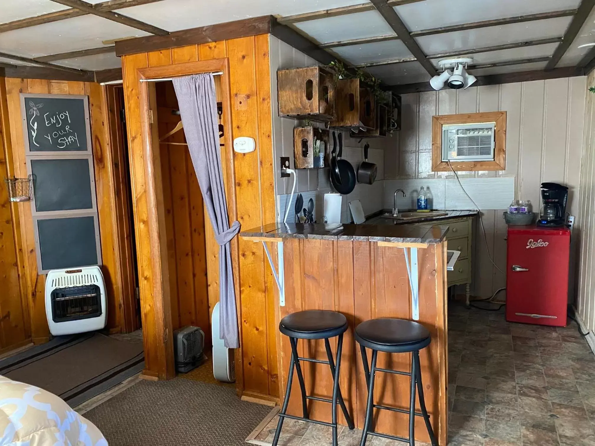 Kitchen/Kitchenette in Roundtop Mountain Vista - Cabins and Motel