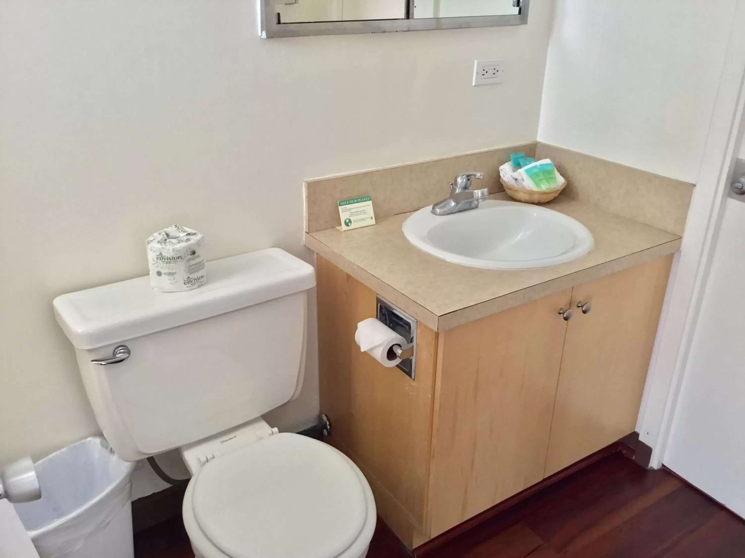 Toilet, Bathroom in Holiday Surf Hotel (with full kitchen)