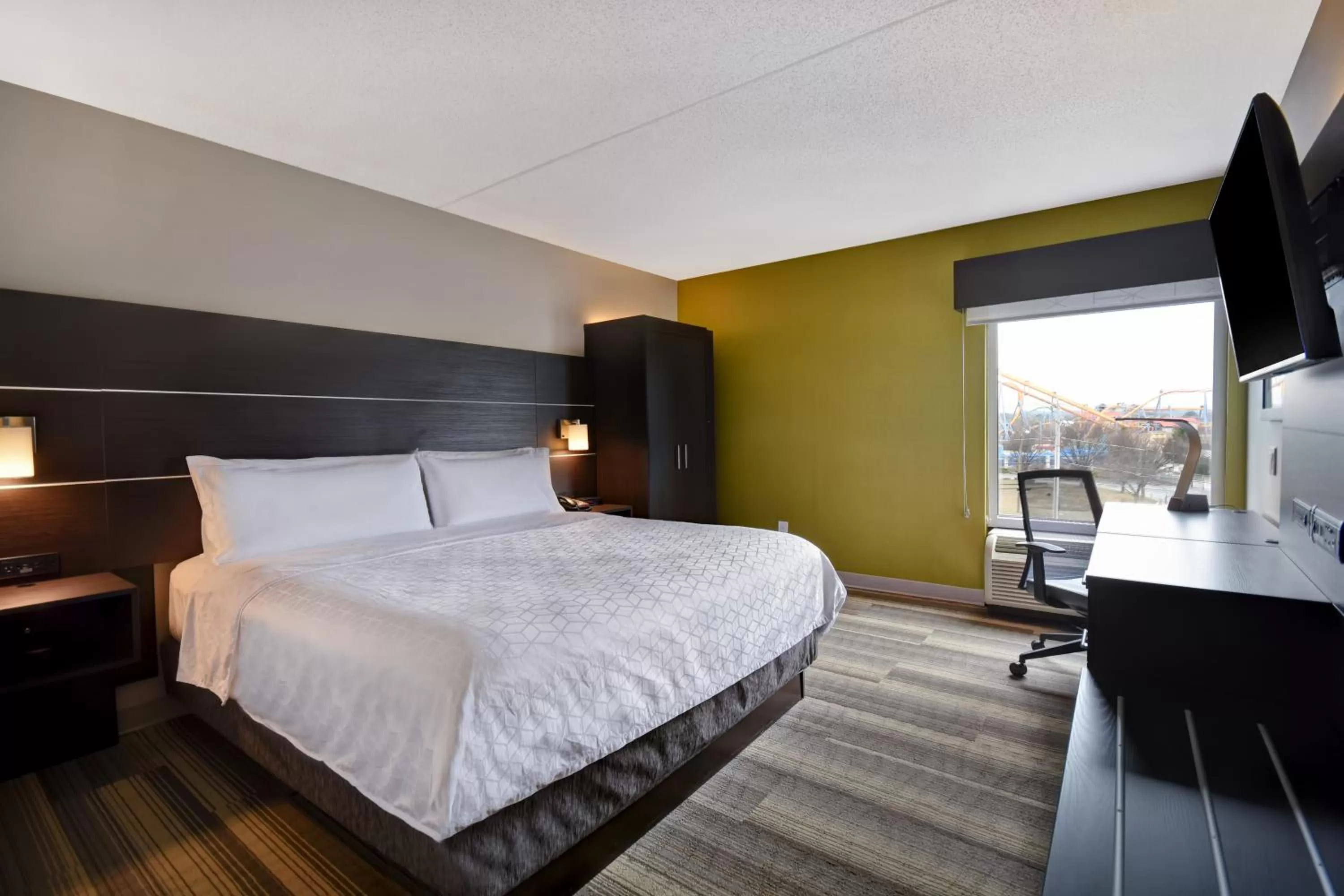 Photo of the whole room, Bed in Holiday Inn Express & Suites Allentown-Dorney Park Area by IHG