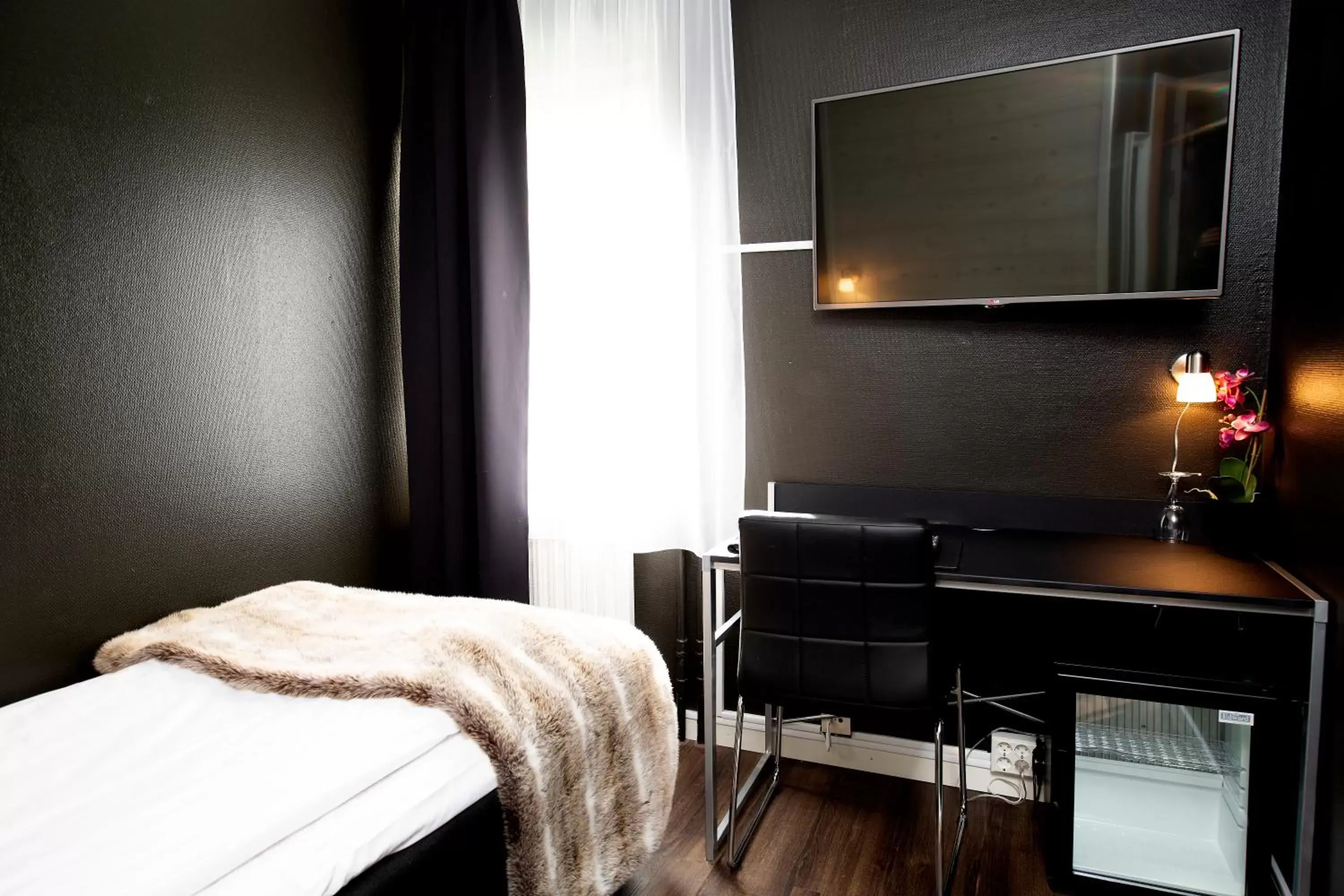 Bedroom, TV/Entertainment Center in Sure Hotel by Best Western Algen