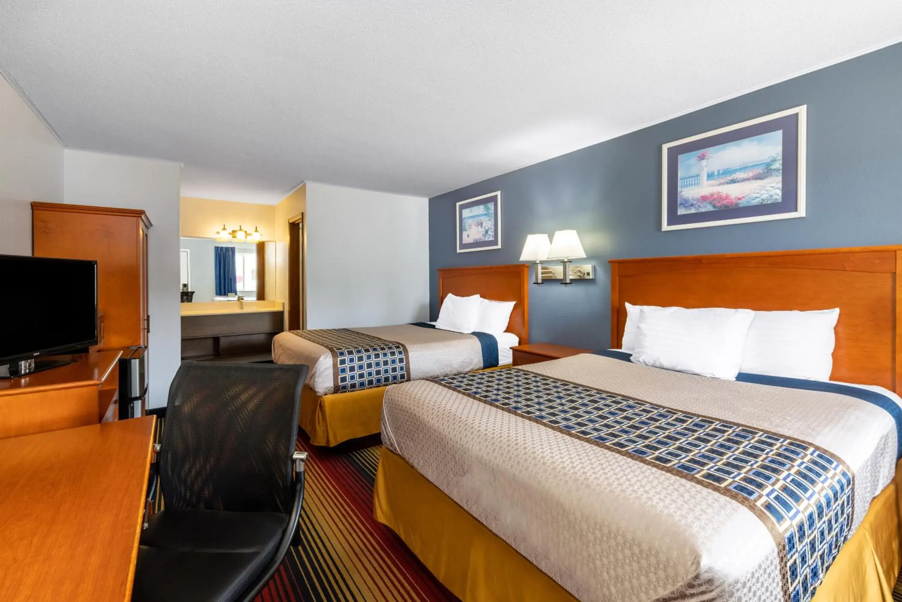 Bed in Travelodge by Wyndham Spirit Lake/Okoboji